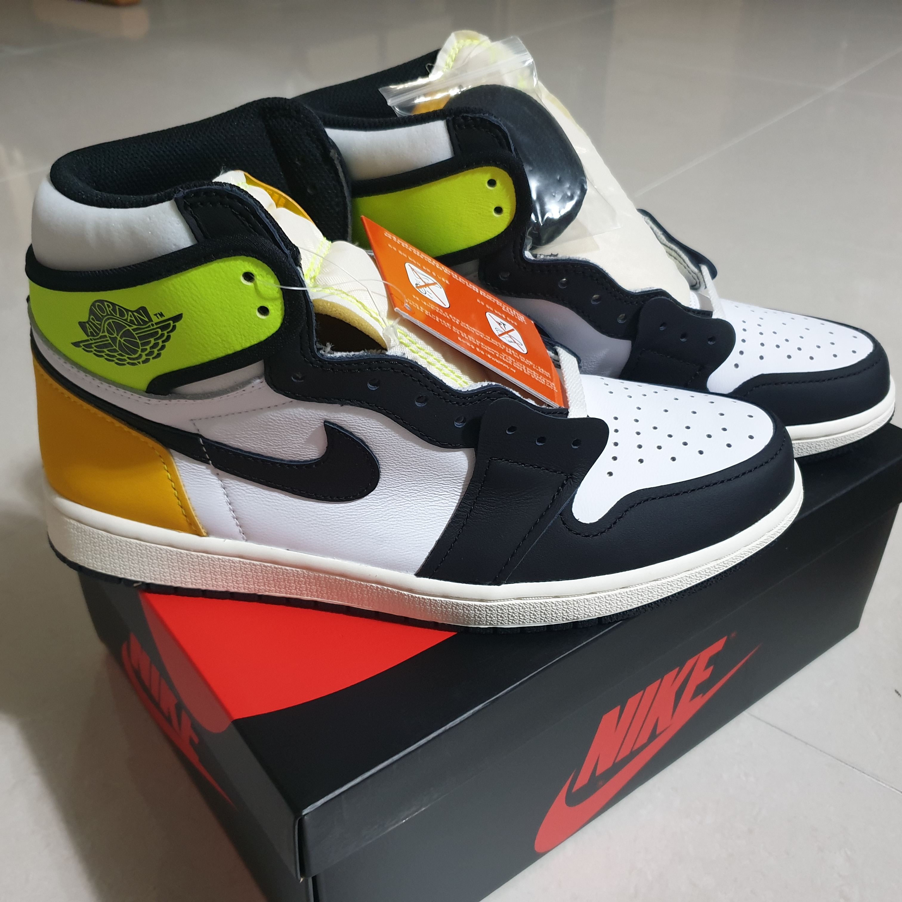 Jordan 1 Retro High OG Volt Gold 착용 스타일