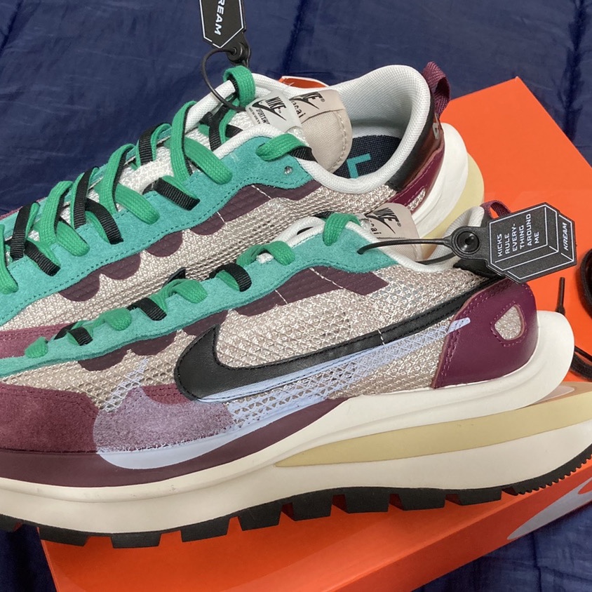 Nike x Sacai VaporWaffle String & Black Villain Red 착용 스타일