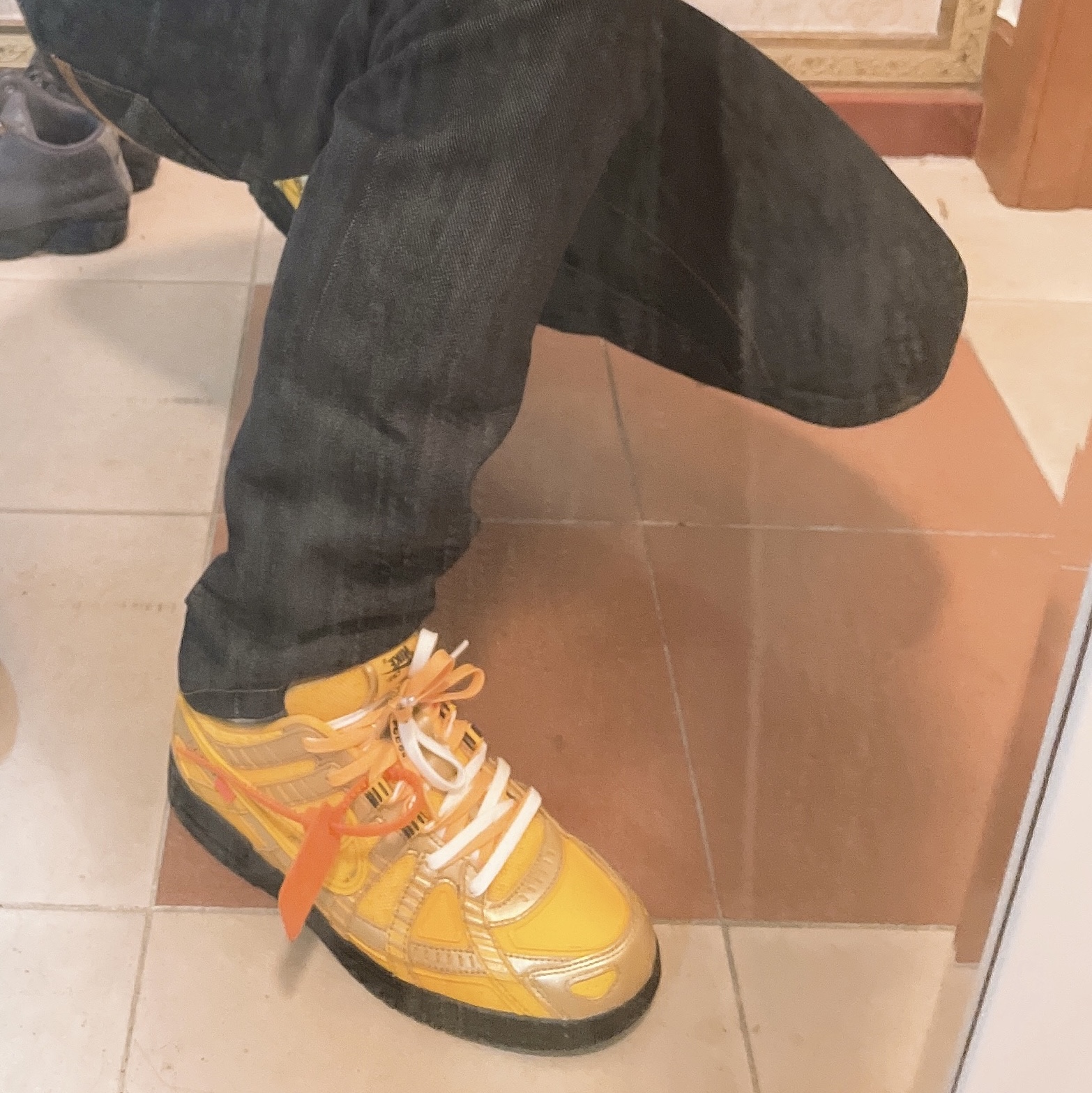 Nike x Off-White Air Rubber Dunk University Gold 착용 스타일