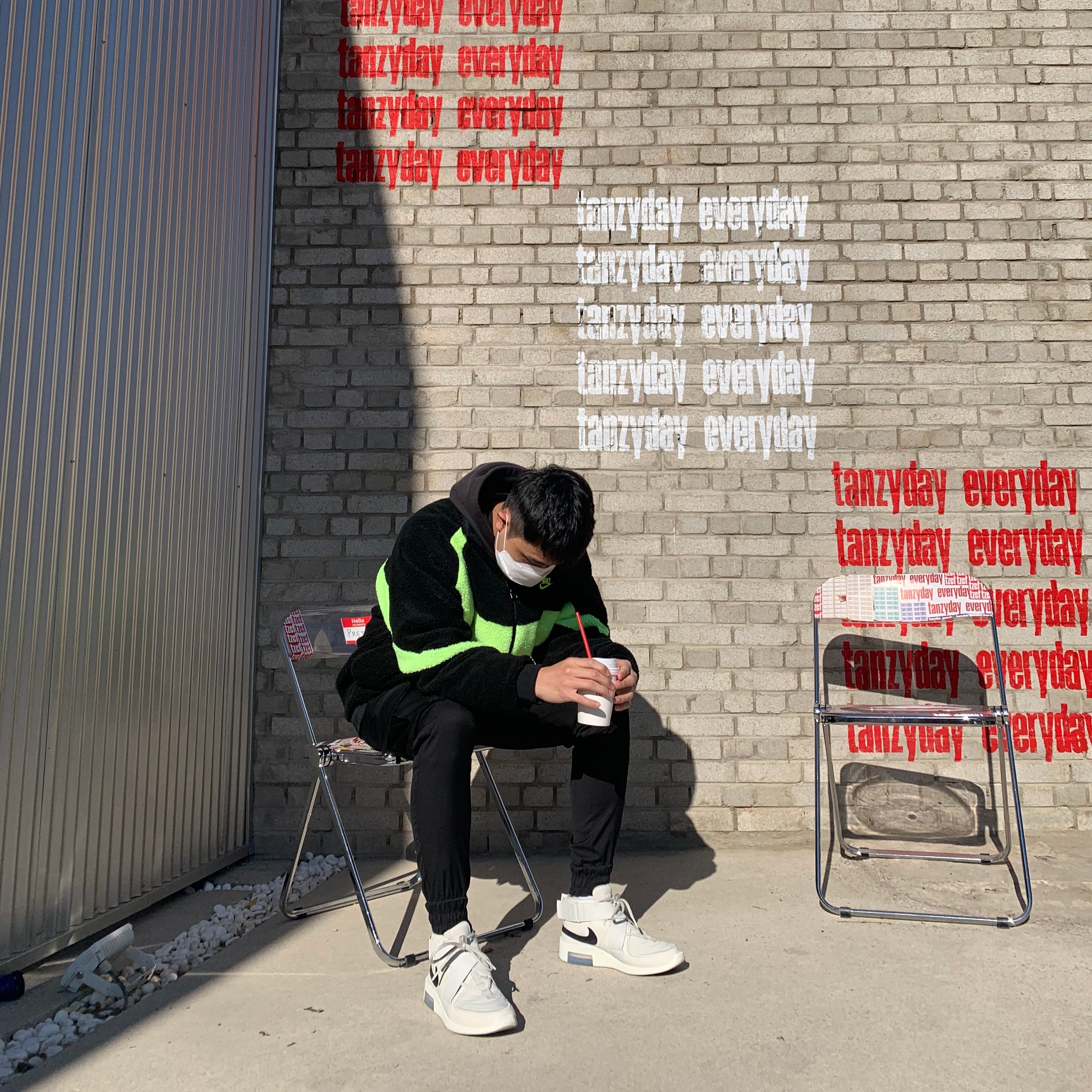 Nike x Fear of God Air Fear of God Raid Light Bone, Nike Big Swoosh Full Zip Jacket Black Volt 착용 스타일