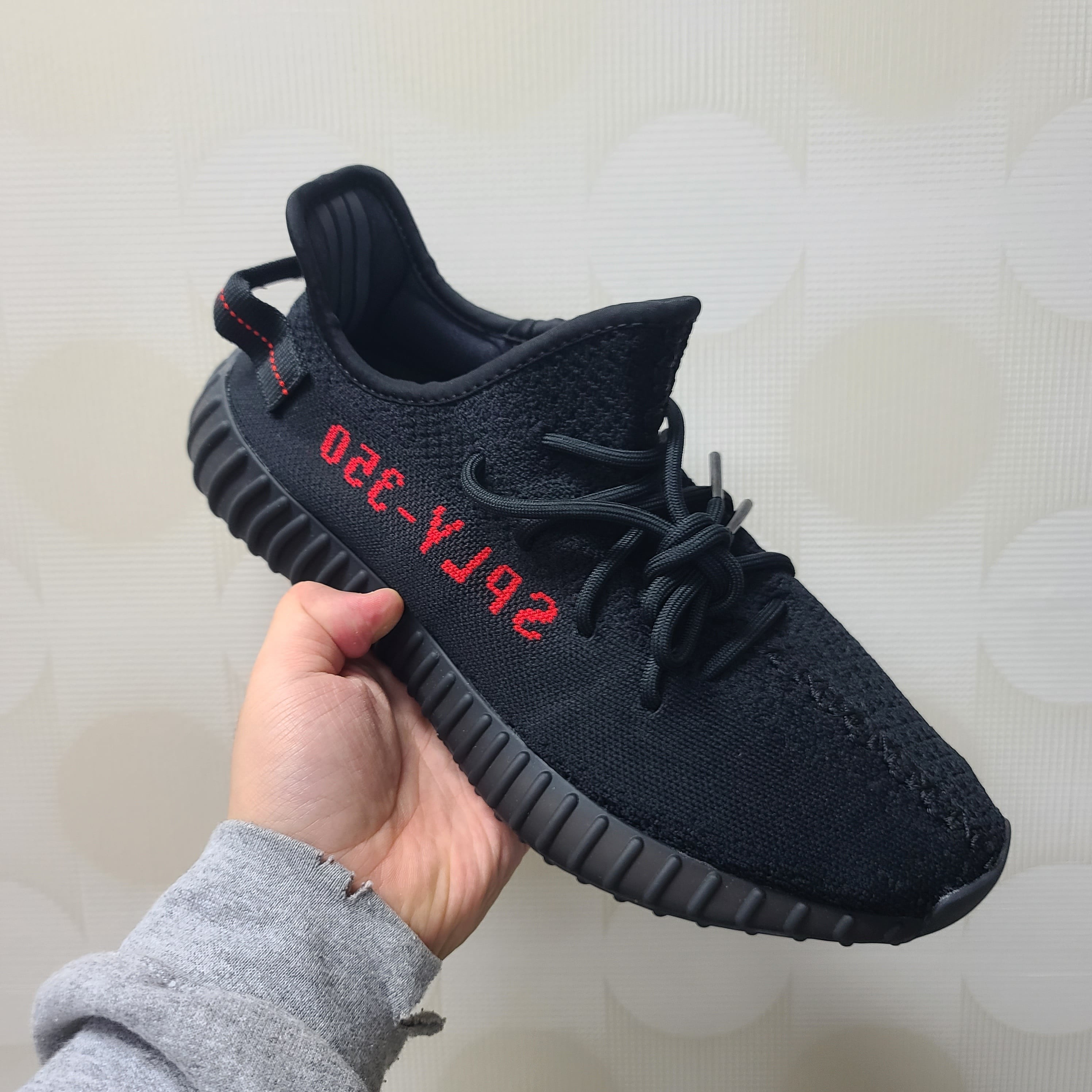 Nike x Frame Skate SB Dunk Low Pro Habibi, Adidas Yeezy Boost 350 V2 Black Red 2020 착용 스타일 - 2
