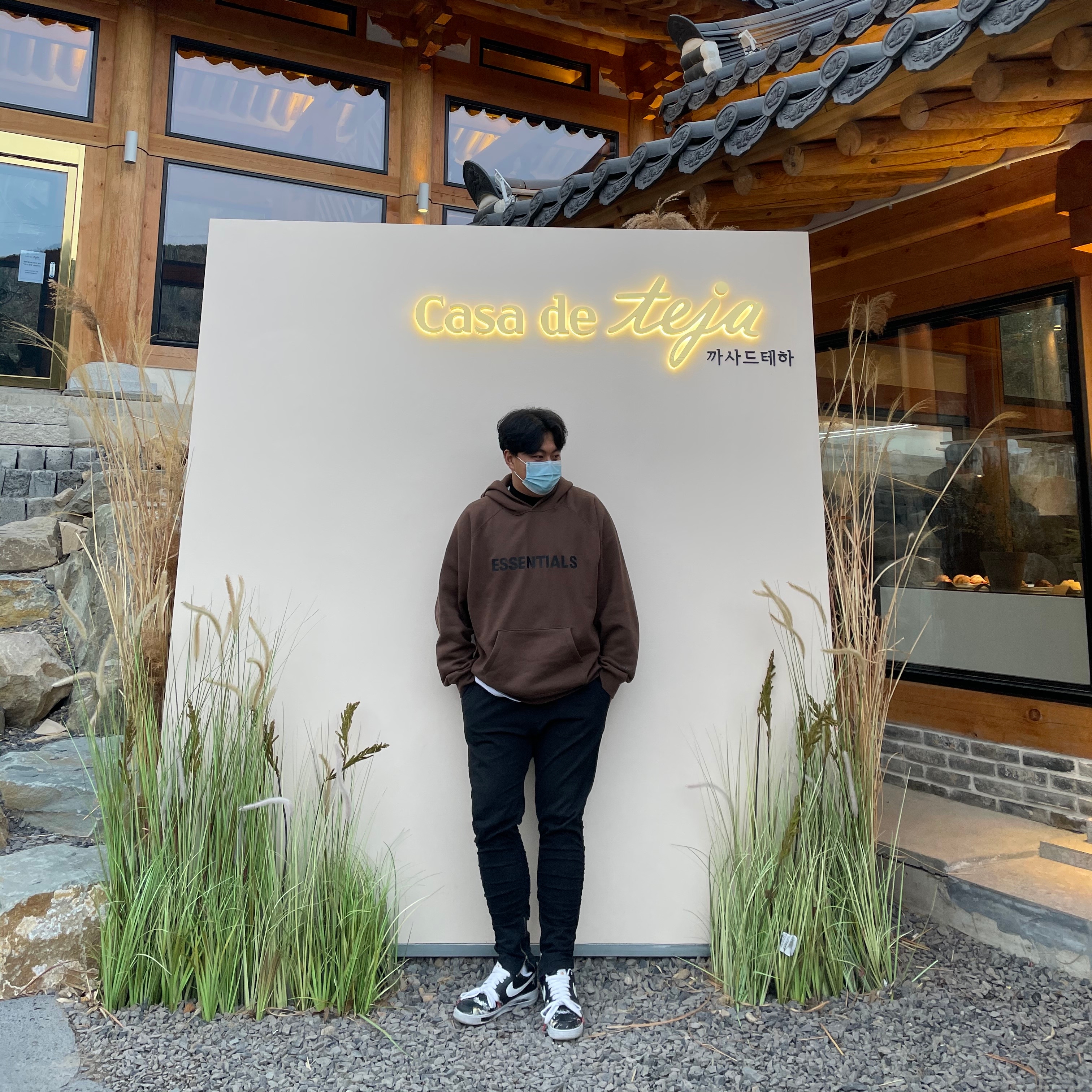 Essentials Logo Hoodie Brown/Rain Drum - Ssense Exclusive, Nike x Peaceminusone Air Force 1 Low Para-Noise 착용 스타일