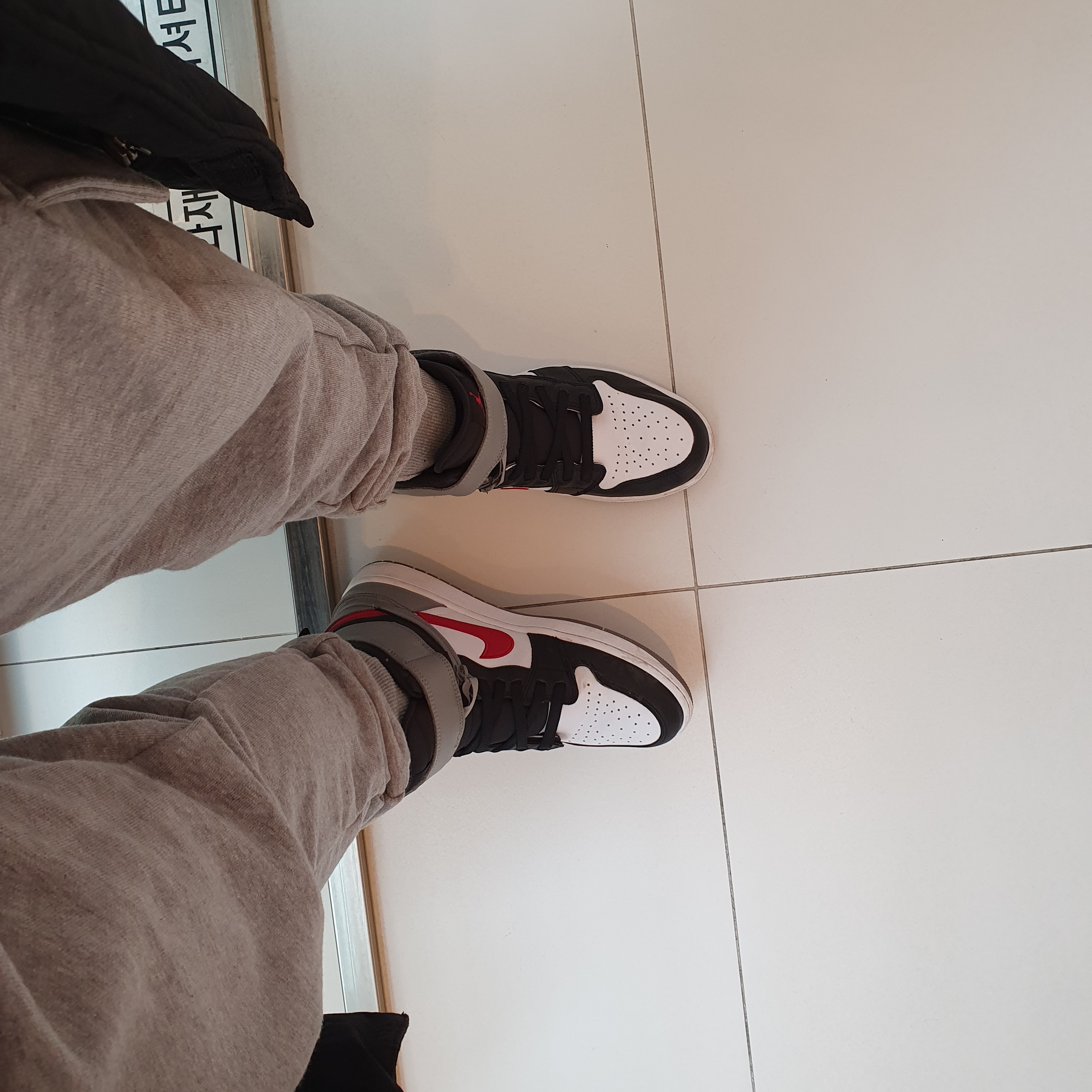 Jordan 1 High FlyEase Black Particle Grey Gym Red 착용 스타일