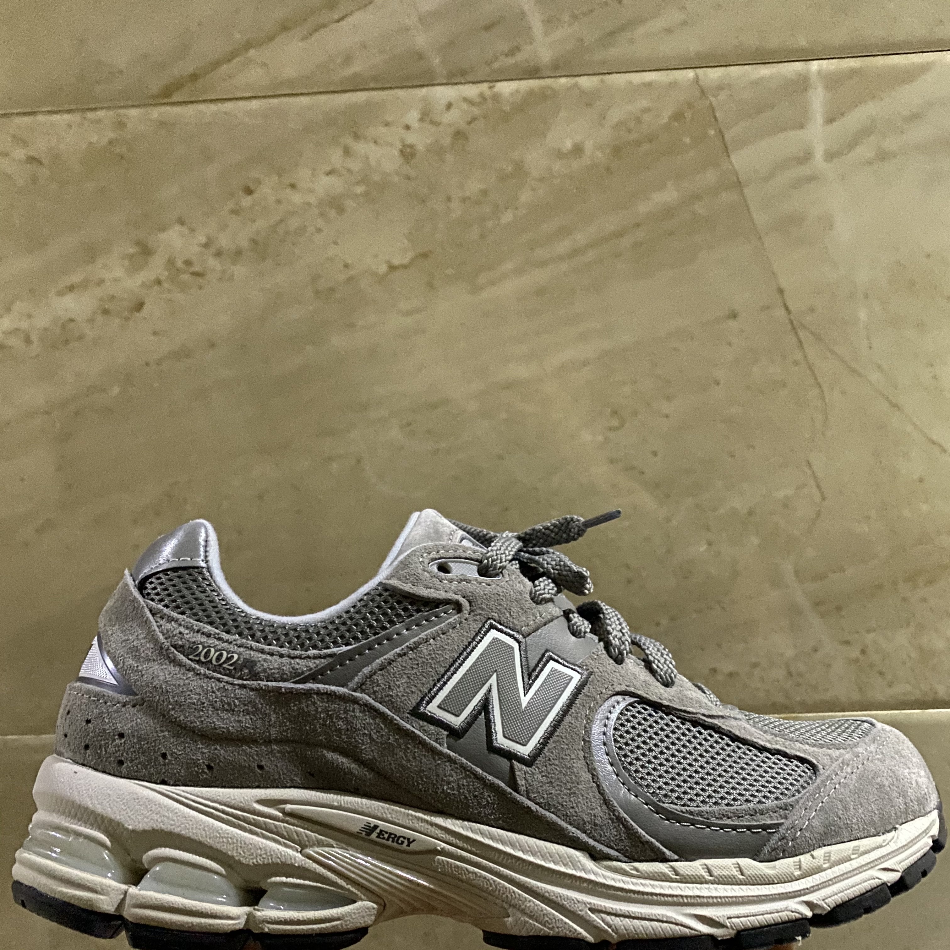 New Balance 2002R Grey 착용 스타일