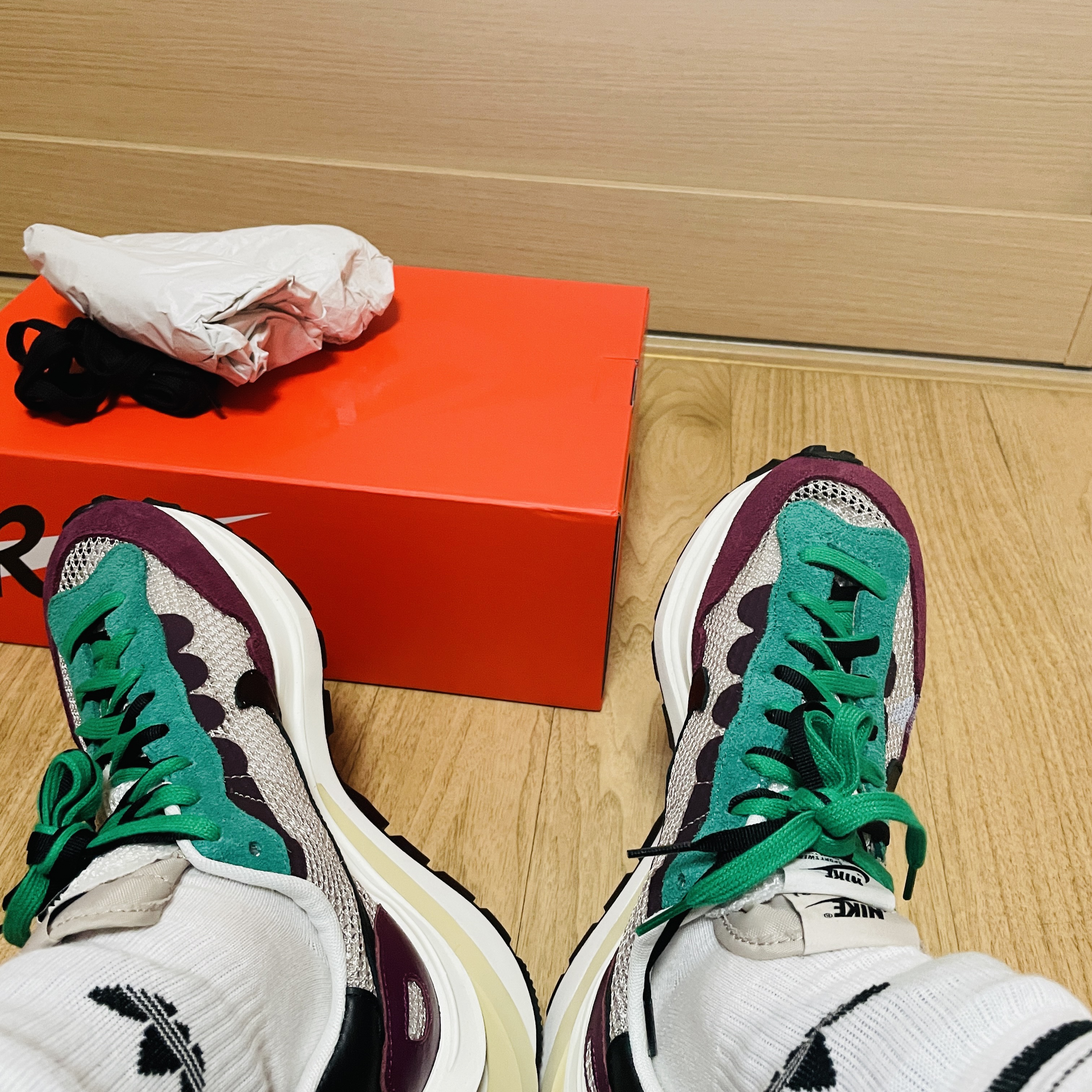 Nike x Sacai VaporWaffle String & Black Villain Red 착용 스타일 - 2