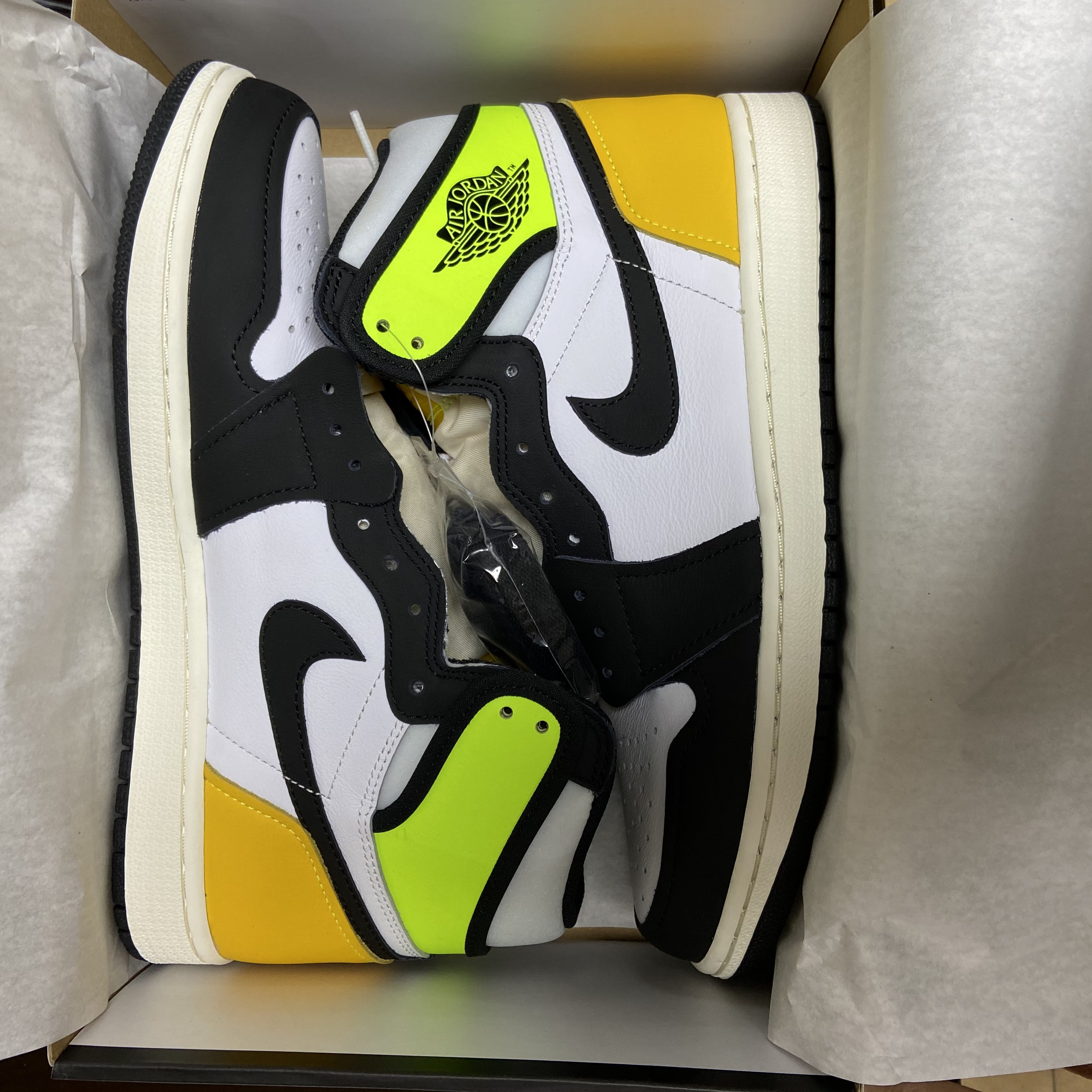 Jordan 1 Retro High OG Volt Gold 착용 스타일