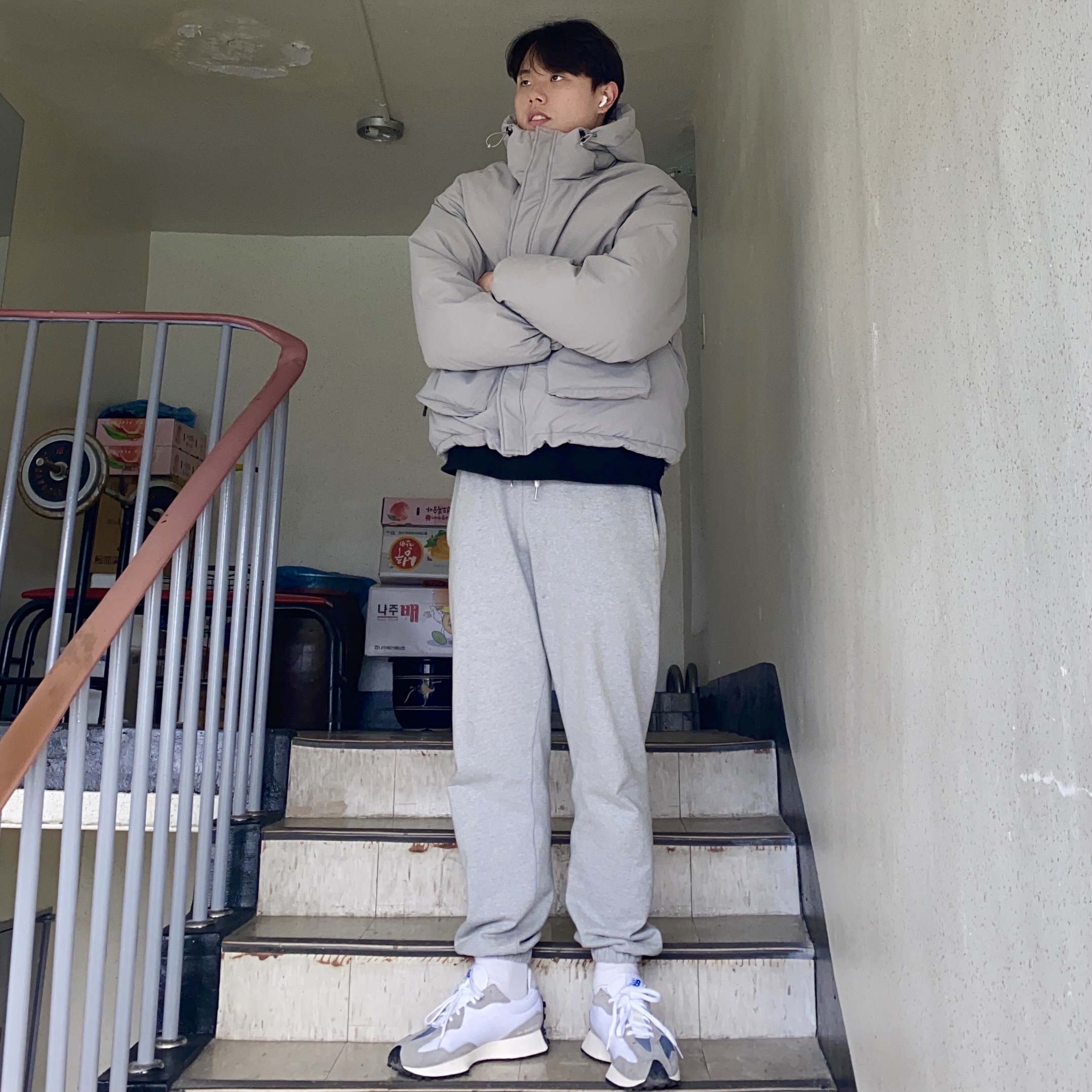 New Balance 327 Grey 착용 스타일