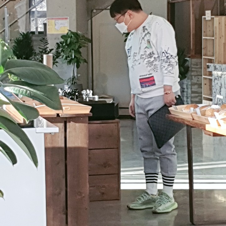 Adidas Yeezy Boost 350 V2 Yeezreel - Non-Reflective 착용 스타일