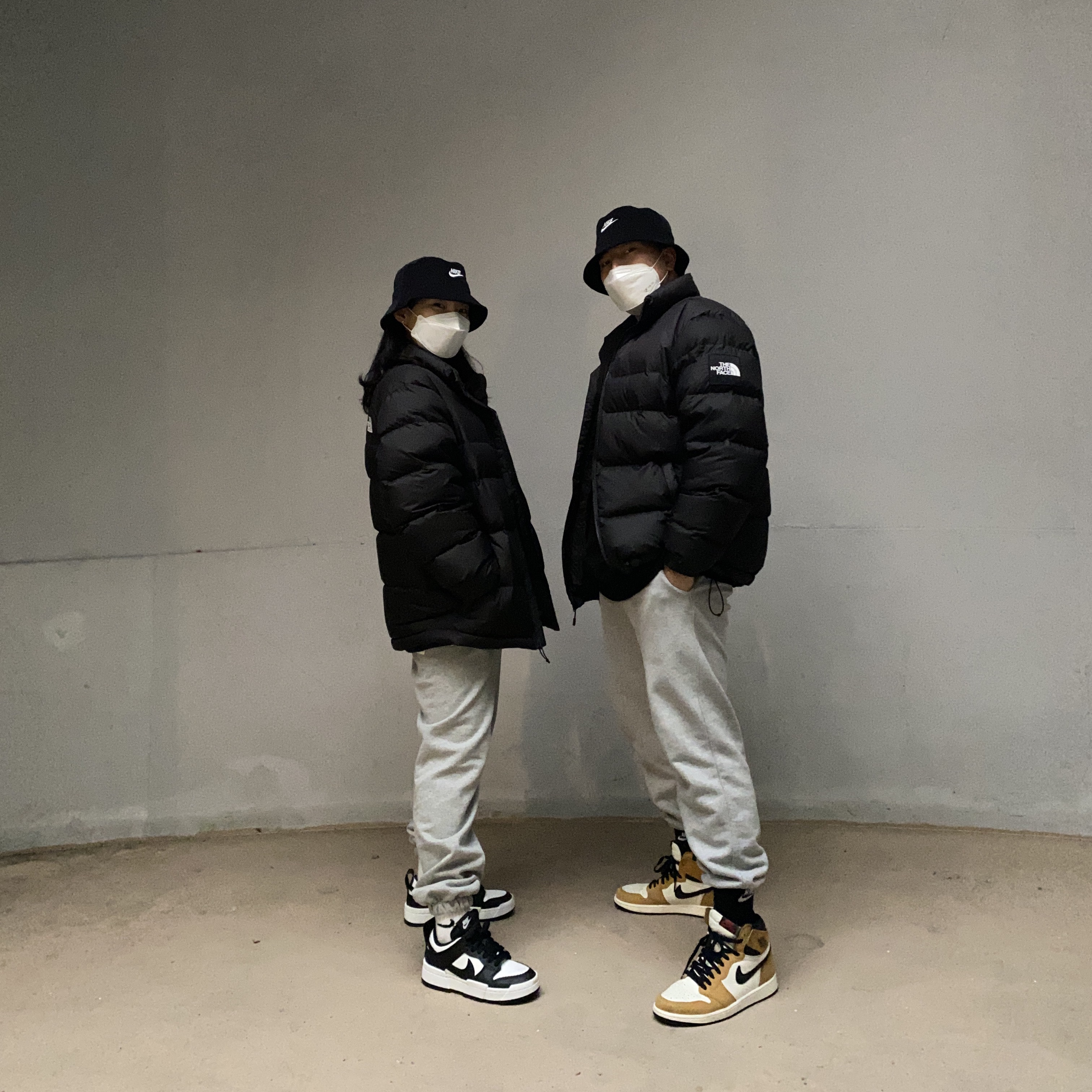Jordan 1 Retro High Rookie of the Year, (W) Nike Dunk Low Disrupt Black White 착용 스타일 - 1