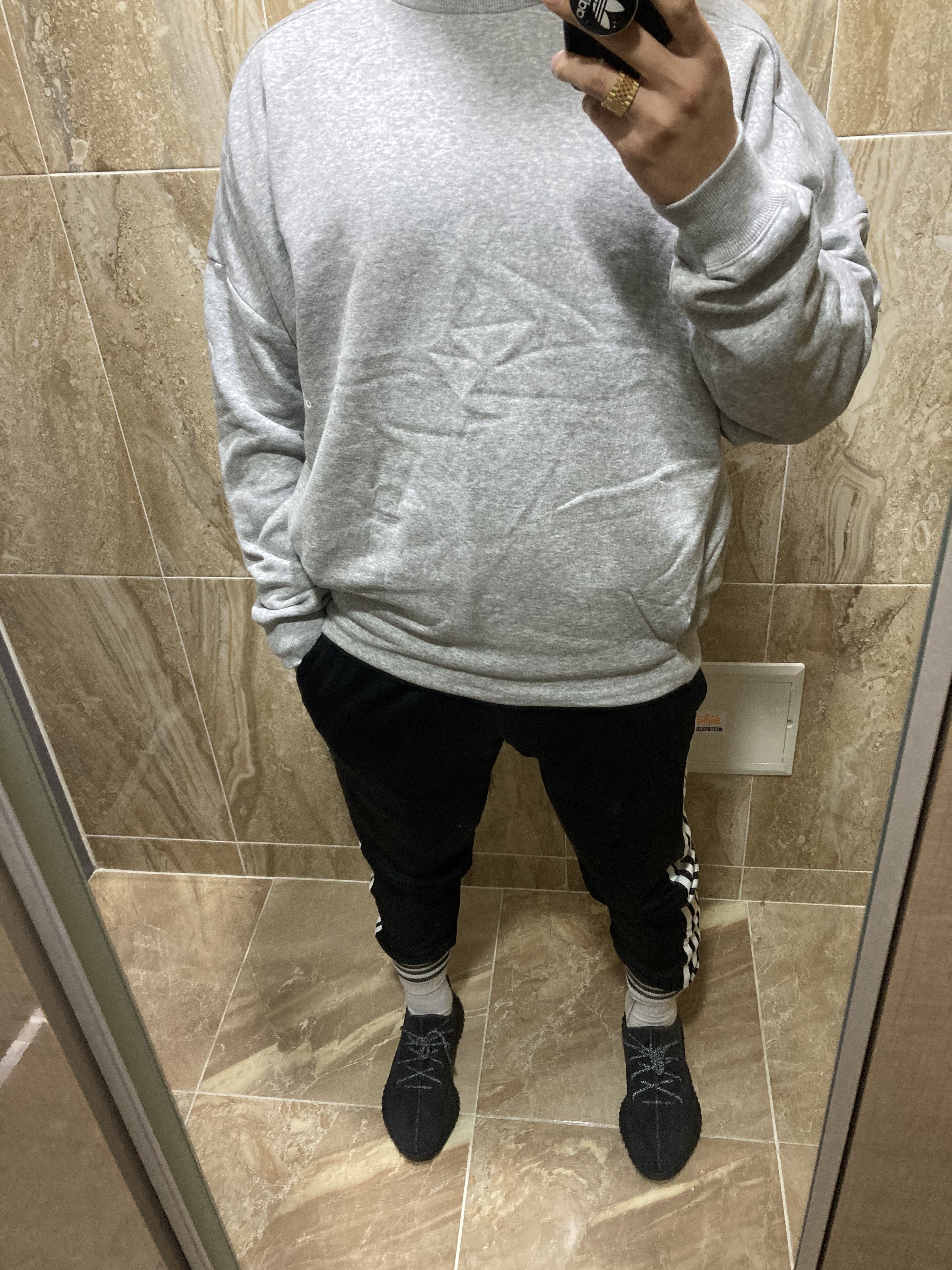 Adidas Yeezy Boost 350 V2 Black - Non-Reflective 착용 스타일