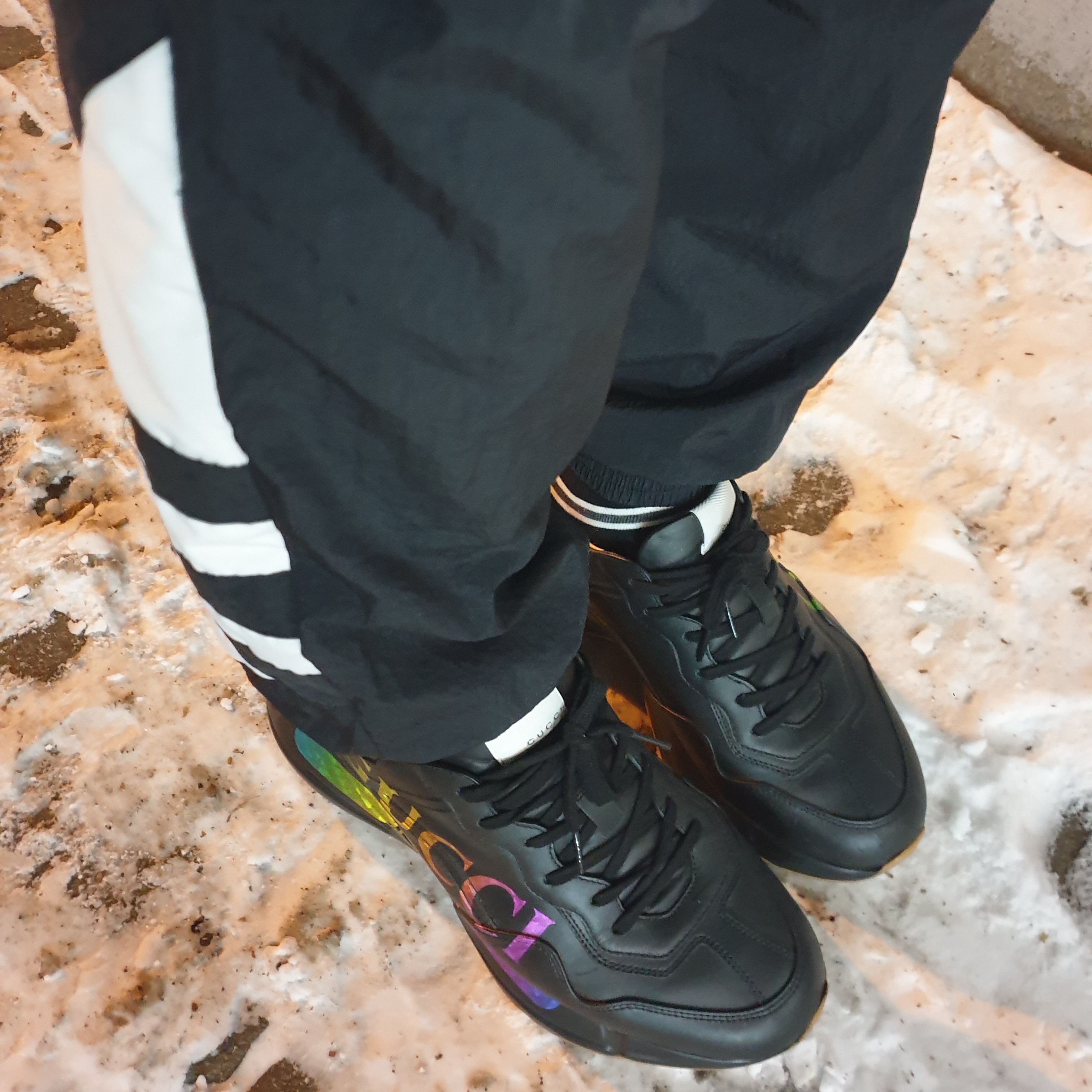 Gucci Rhyton Black Leather Sneakers Iridescent Logo 착용 스타일