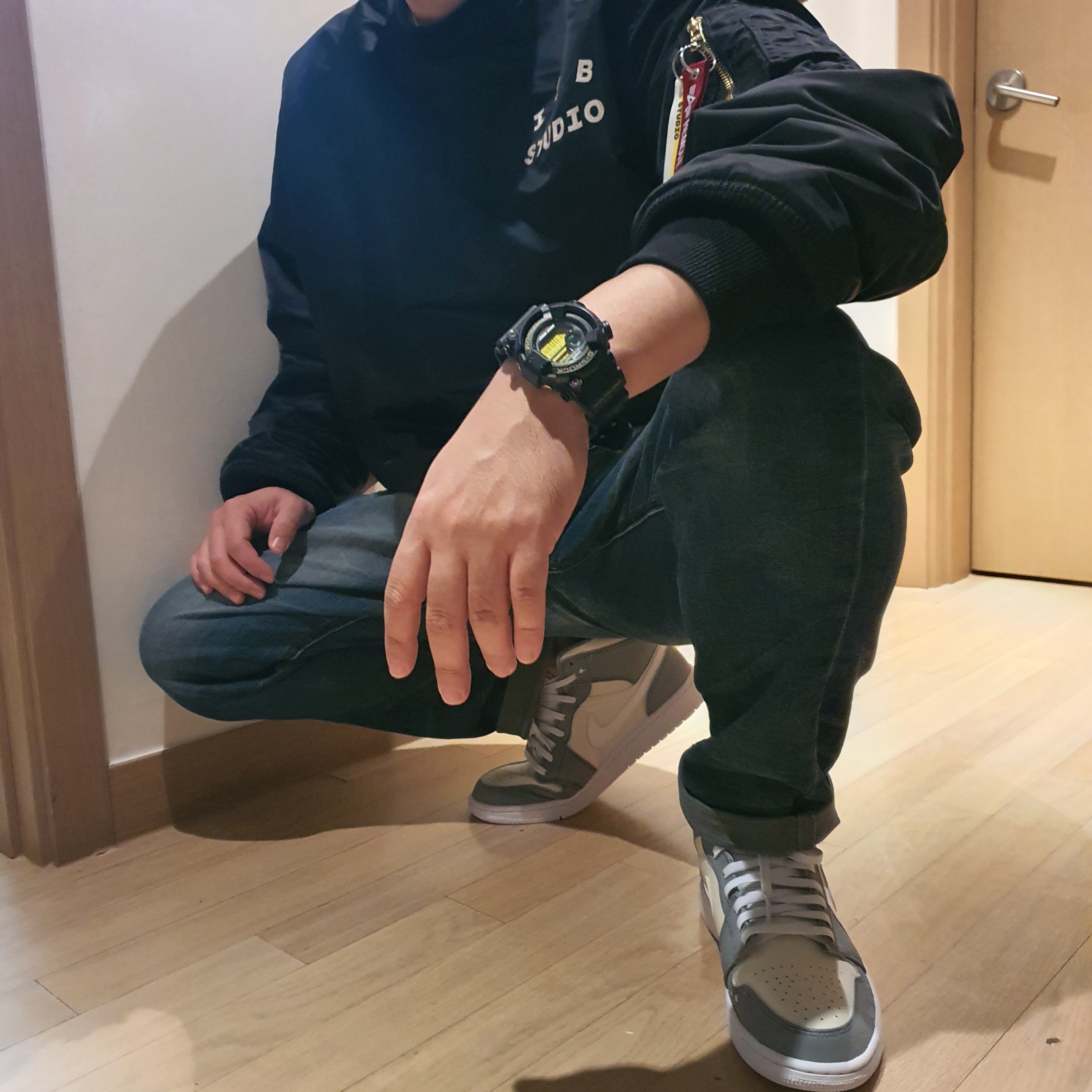 IAB Studio x Alpha Industries MA-1 Crewneck Black, Jordan 1 Mid Triple White 착용 스타일
