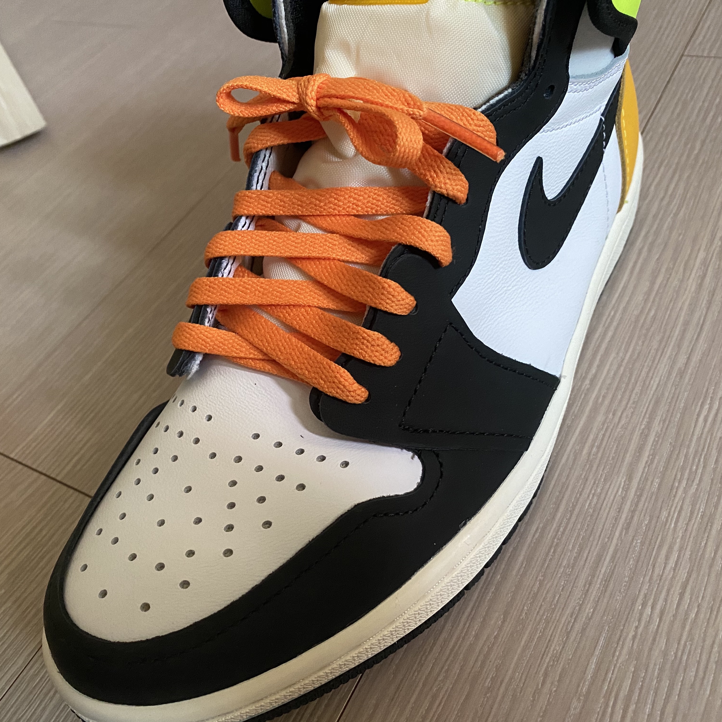 Jordan 1 Retro High OG Volt Gold 착용 스타일 - 3