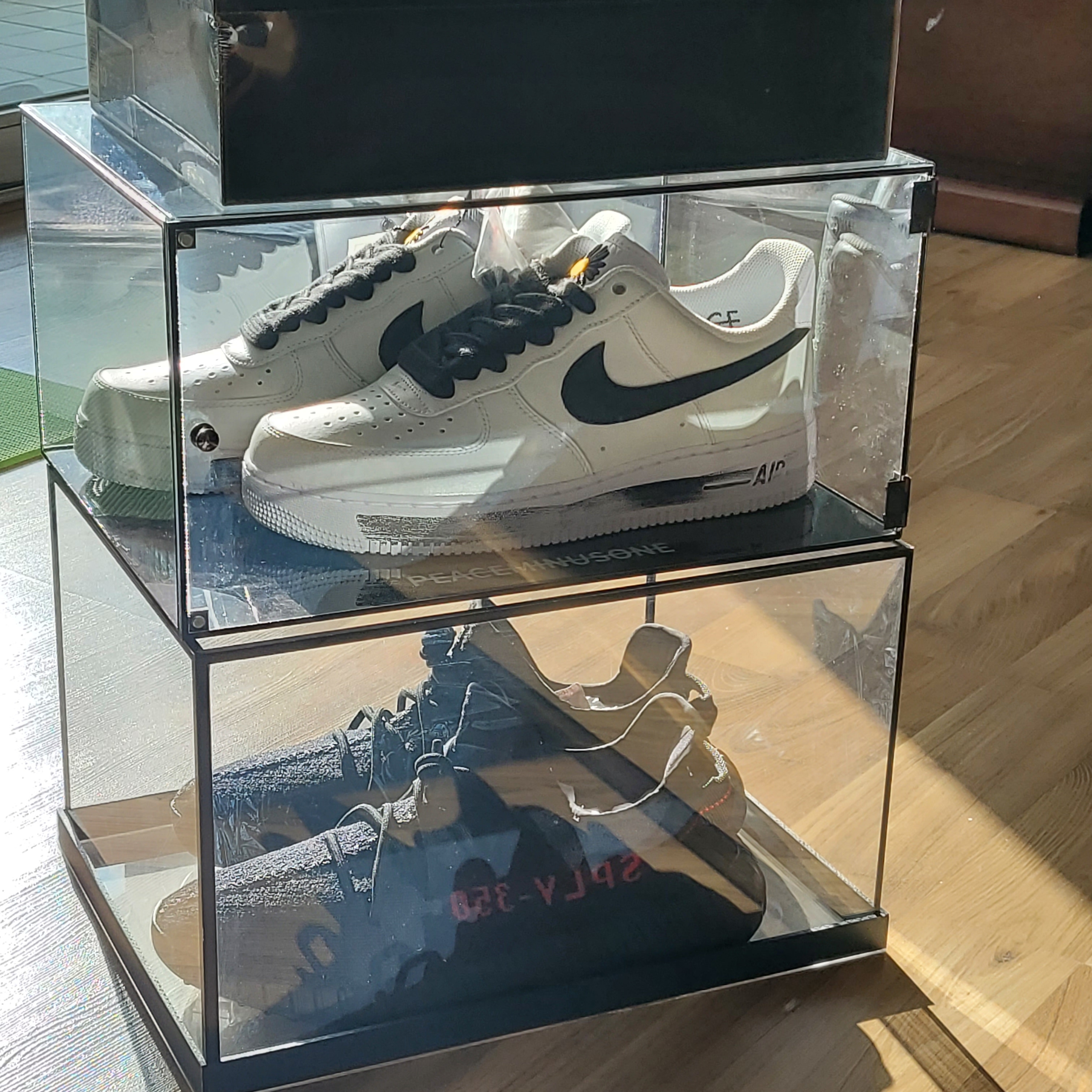 Nike x Peaceminusone Air Force 1 Low Para-Noise 2.0, Adidas Yeezy Boost 350 V2 Black Red 2020 착용 스타일