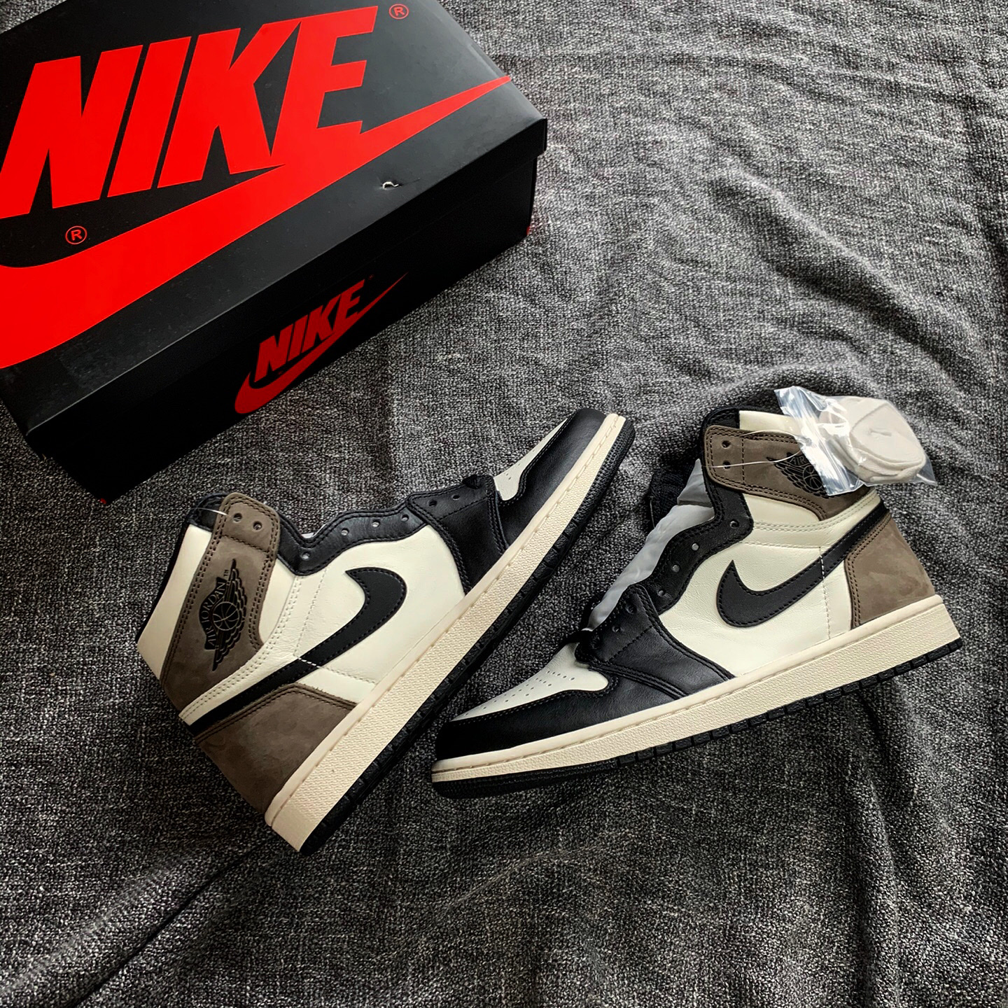 Jordan 1 Retro High OG Black Mocha 착용 스타일