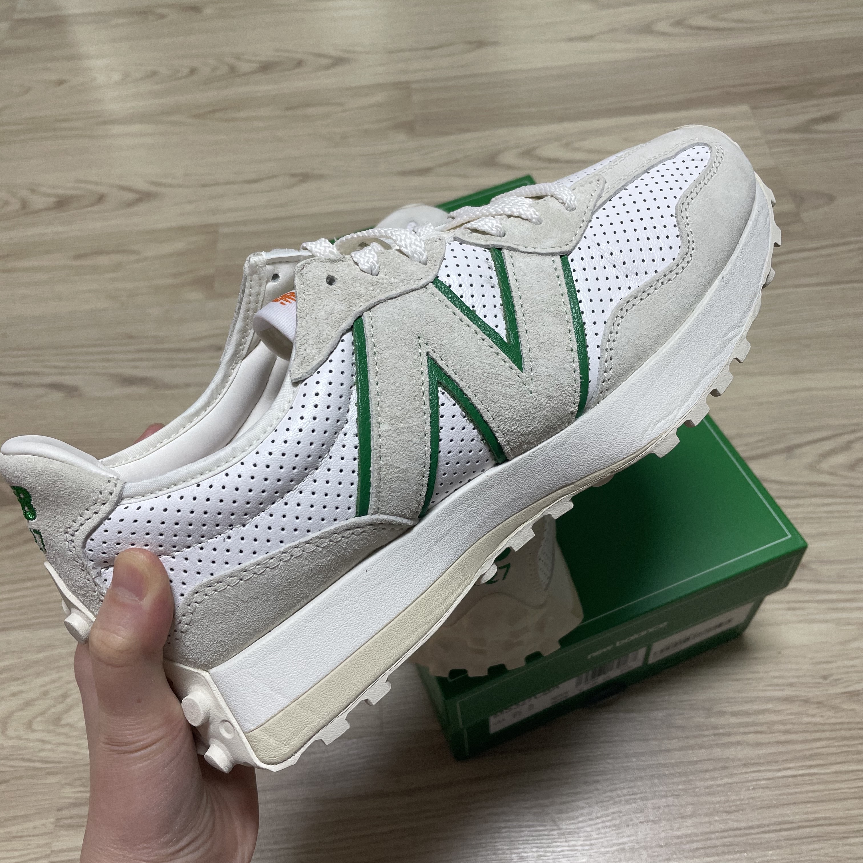 New Balance x Casablanca 327 Idealist Off White Green 착용 스타일