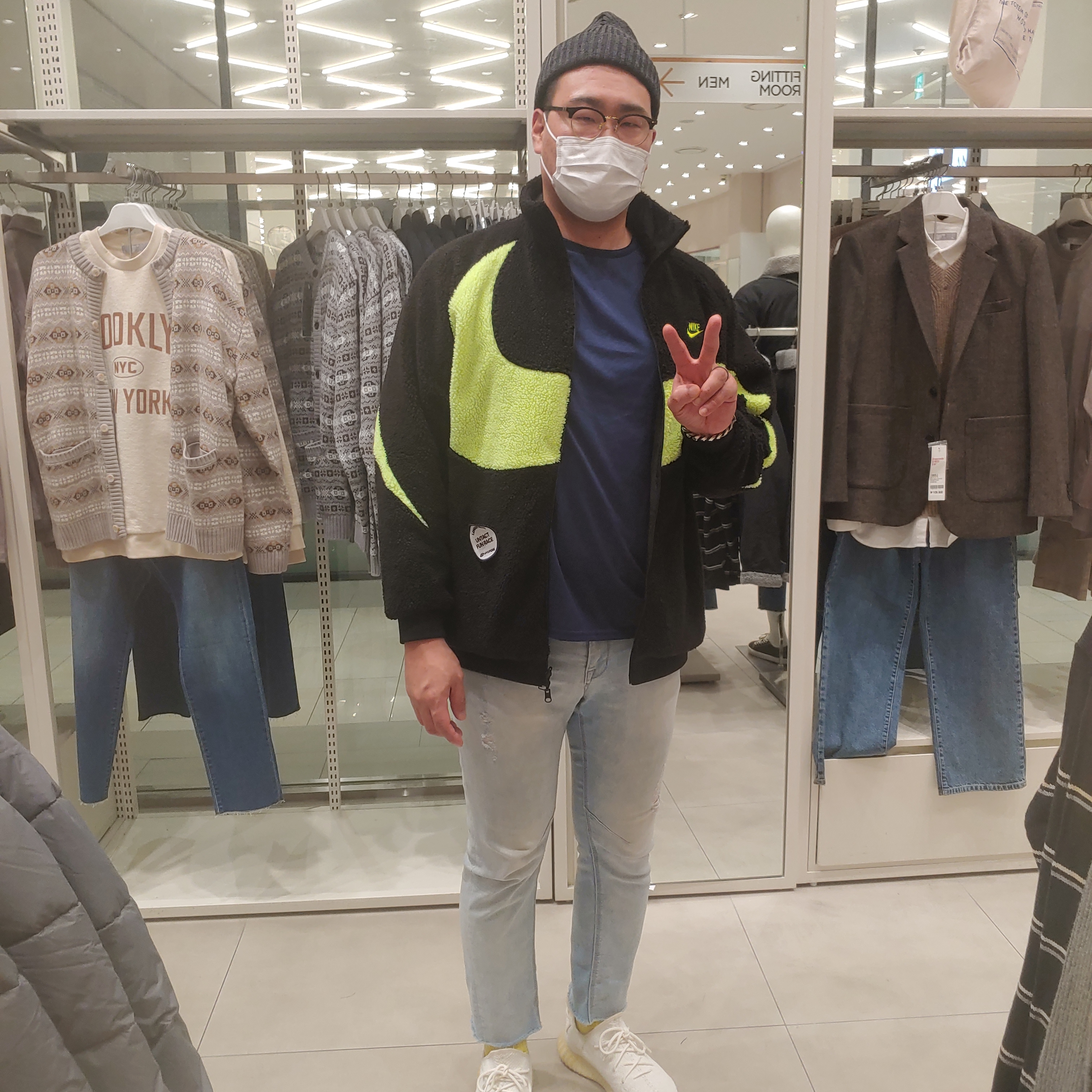Nike Big Swoosh Full Zip Jacket Black Volt, Adidas Yeezy Boost 350 V2 Cream/Triple White 착용 스타일