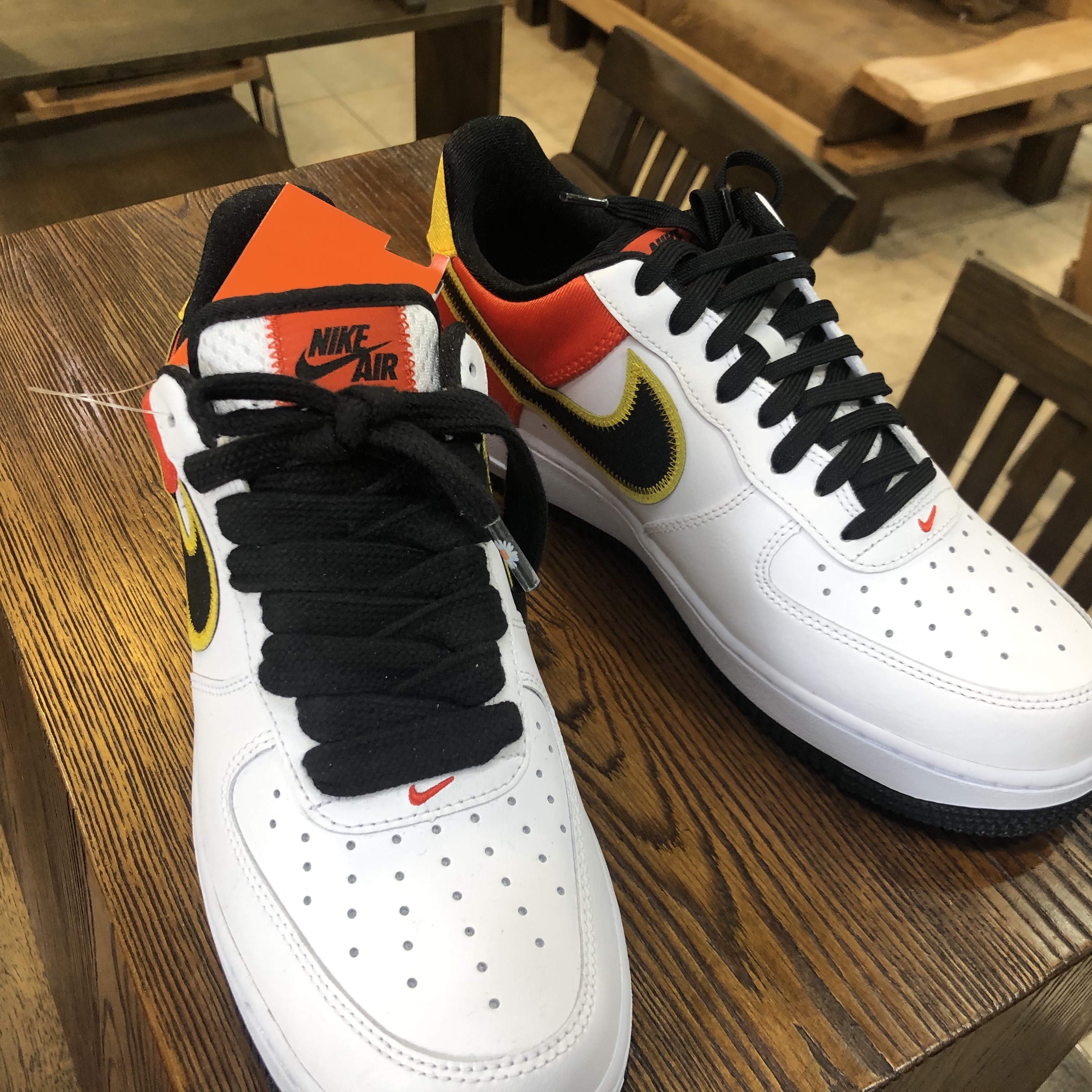 Nike Air Force 1 '07 LV8 Rayguns 착용 스타일