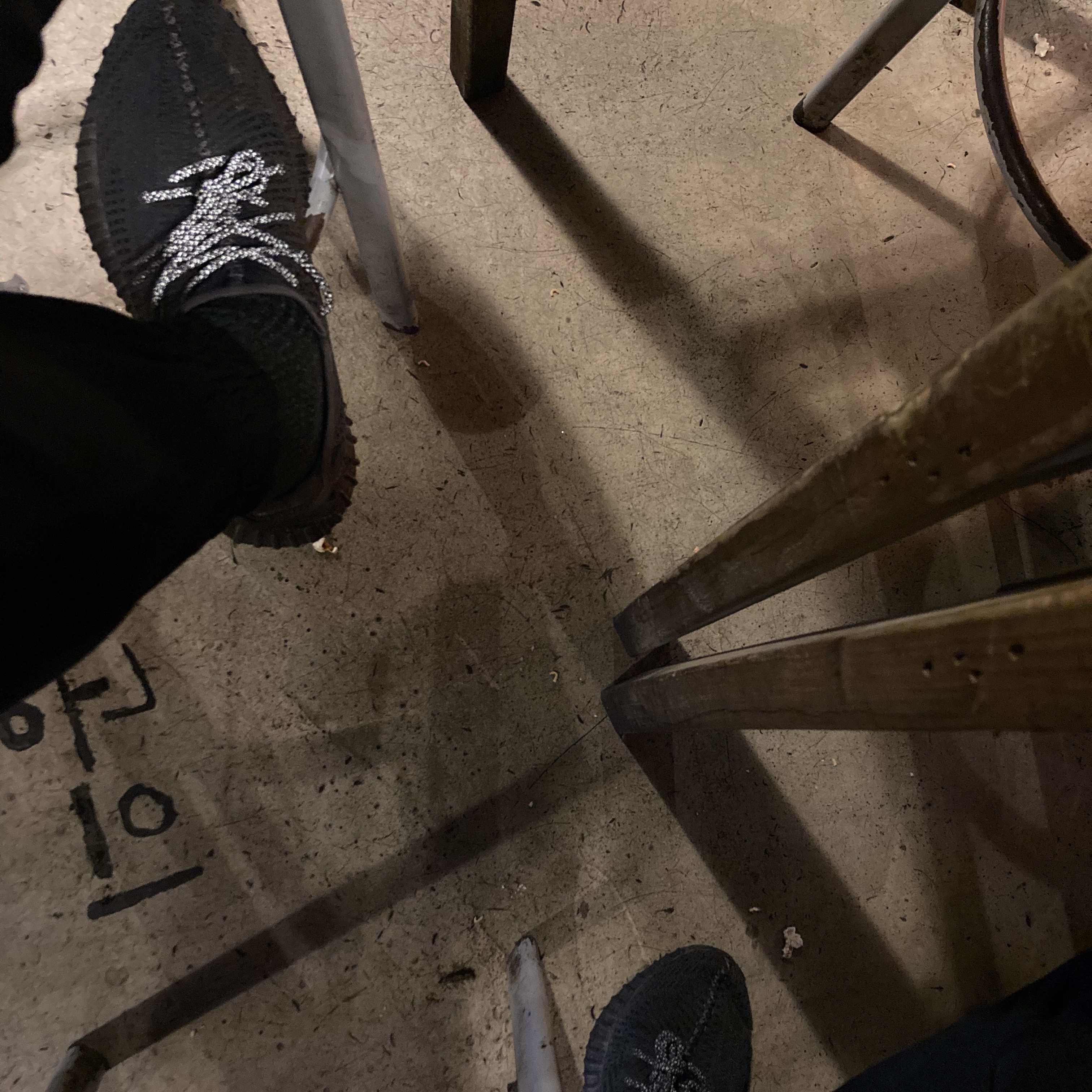 Adidas Yeezy Boost 350 V2 Black - Non-Reflective 착용 스타일