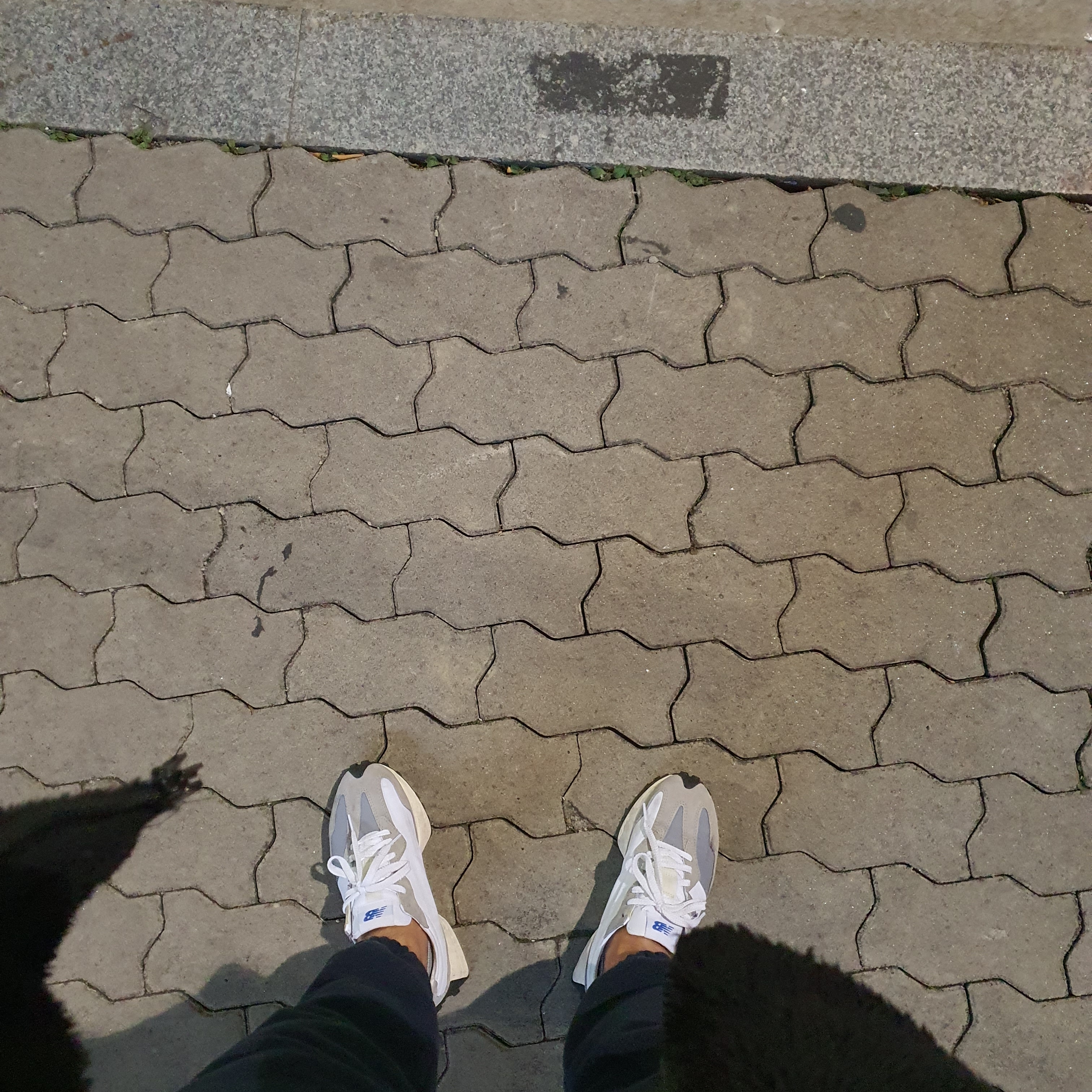 New Balance 327 Grey 착용 스타일