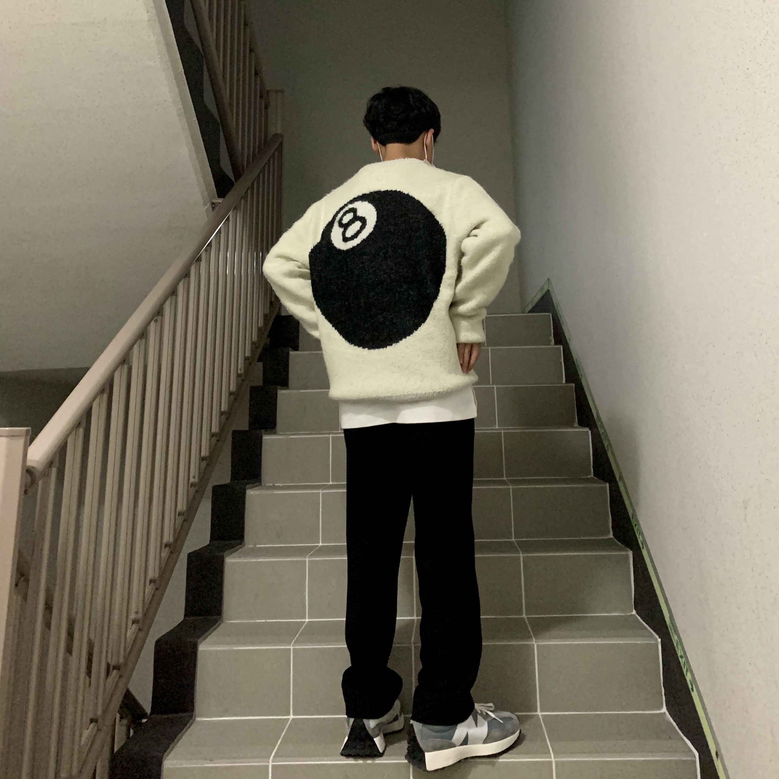 Stussy 8 Ball Heavy Brushed Mohair Sweater Cream, New Balance 327 Grey 착용 스타일