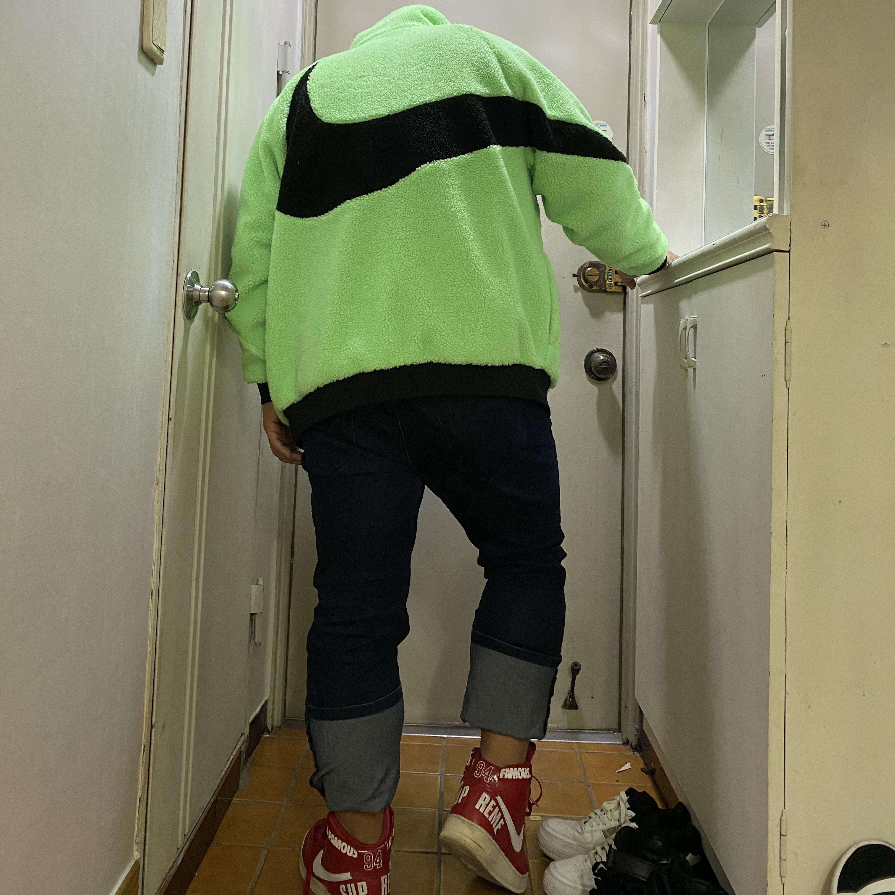 Nike x Supreme Air Force 1 High World Famous Red, Nike Big Swoosh Full Zip Jacket Green Black 착용 스타일