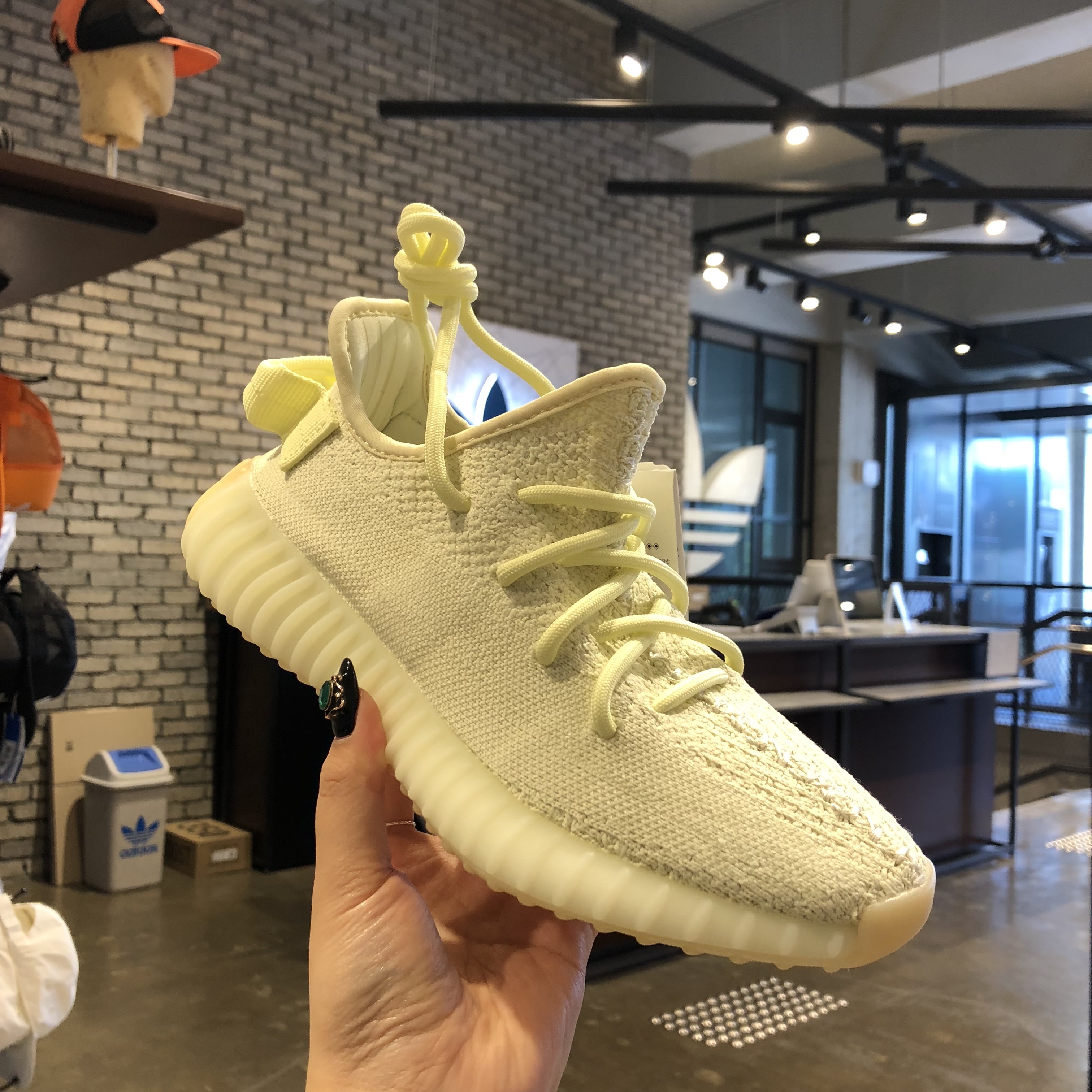 Adidas Yeezy Boost 350 V2 Butter 착용 스타일