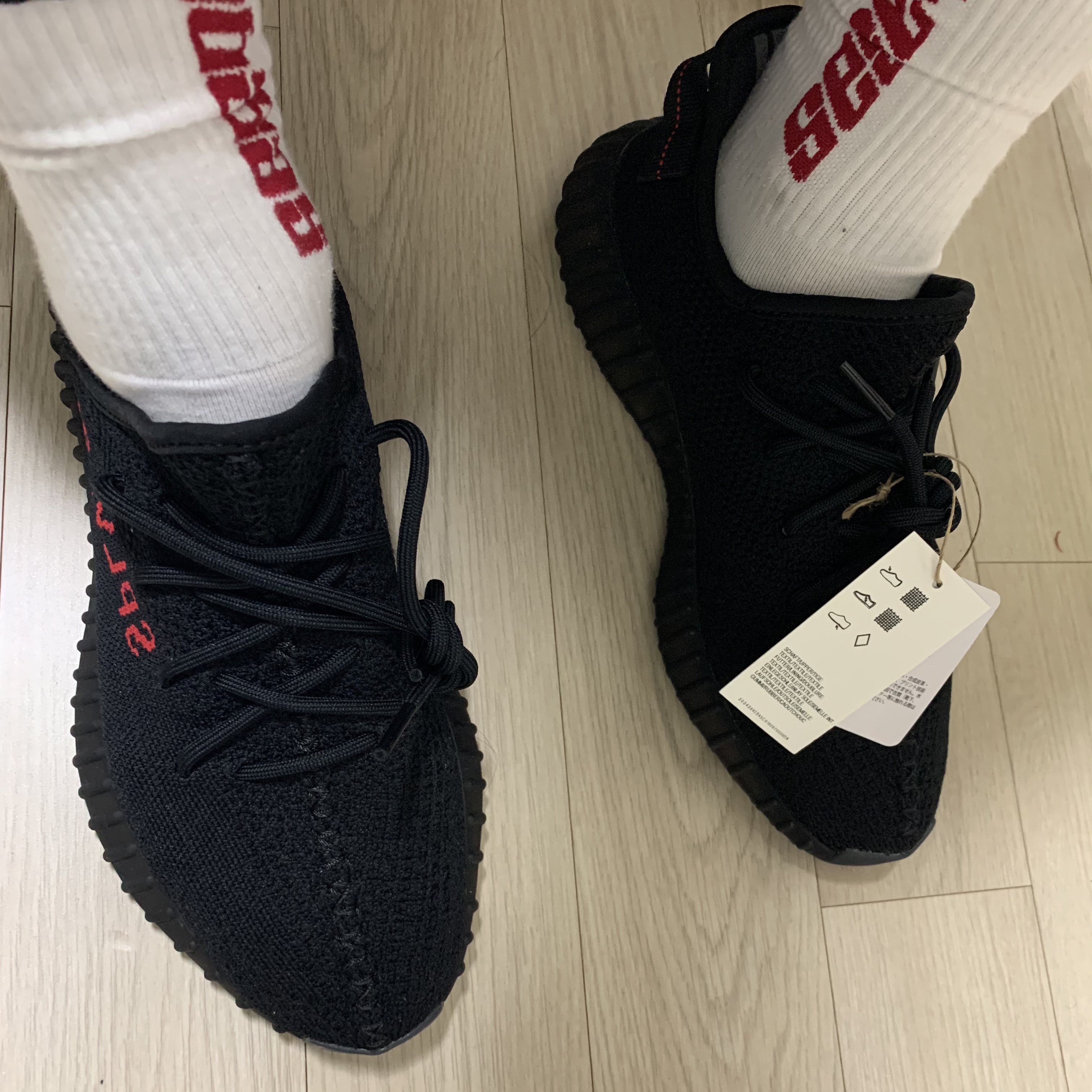 Adidas Yeezy Boost 350 V2 Black Red 2020 착용 스타일