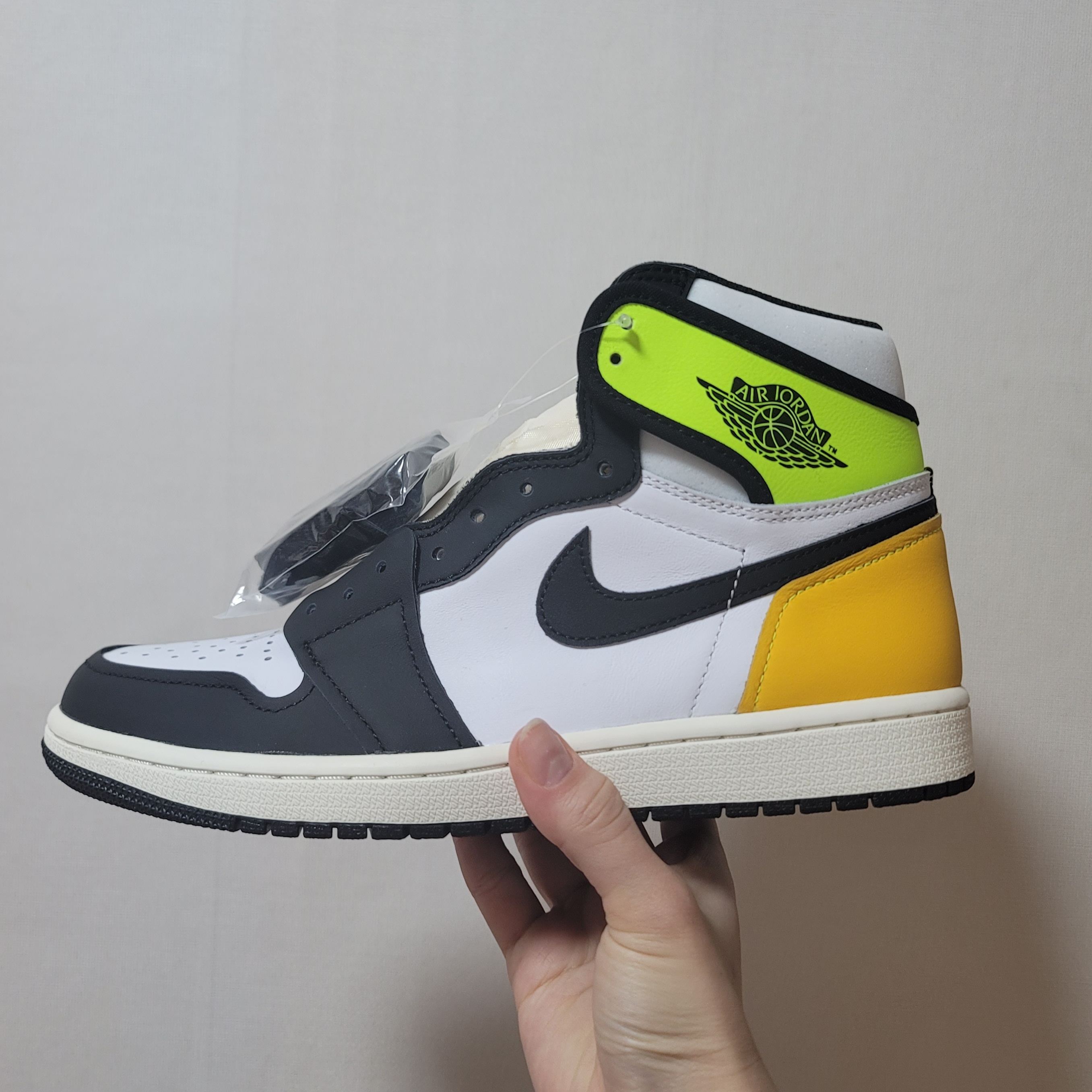 Jordan 1 Retro High OG Volt Gold 착용 스타일