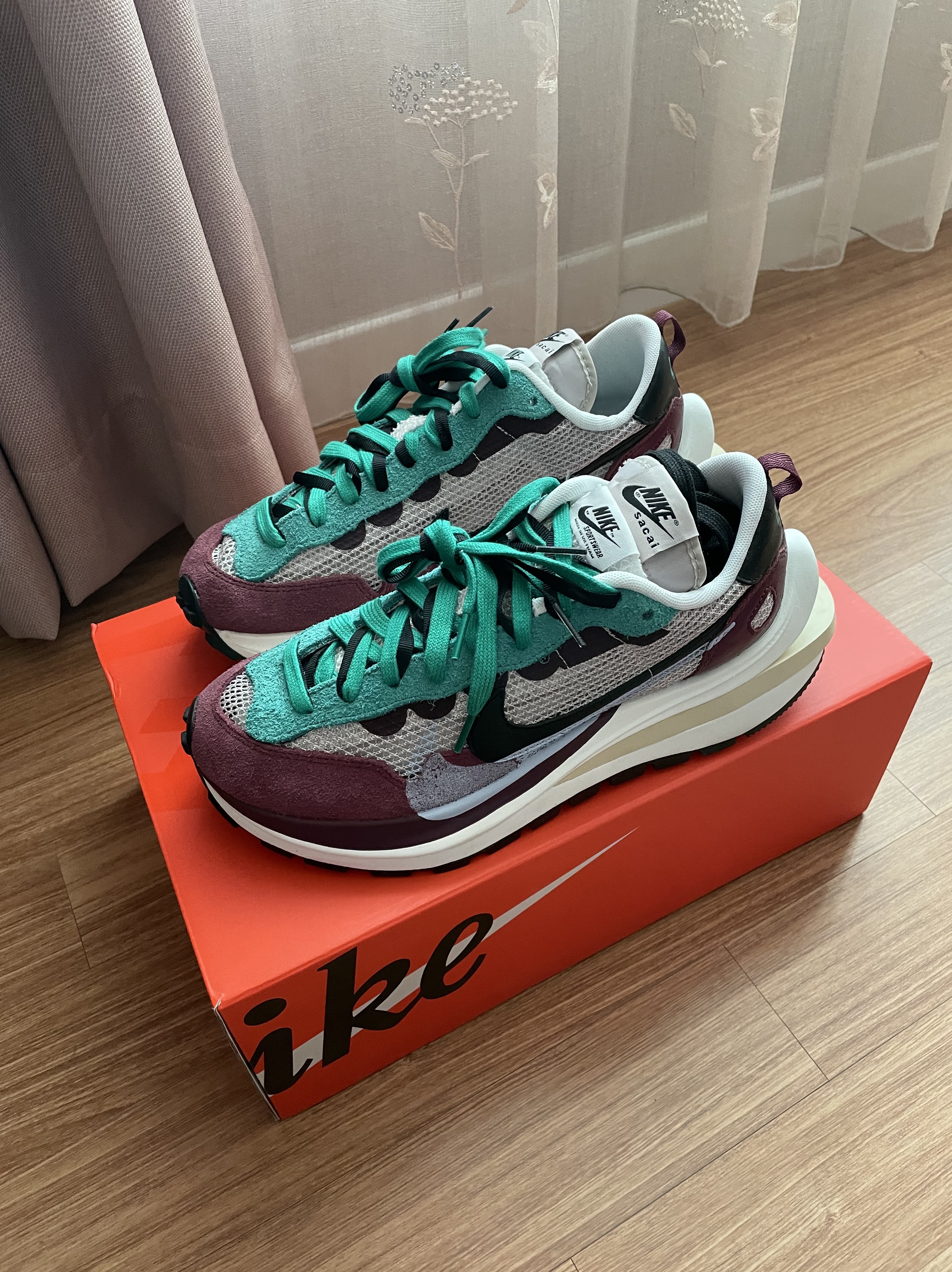 Nike x Sacai VaporWaffle String & Black Villain Red 착용 스타일 - 3