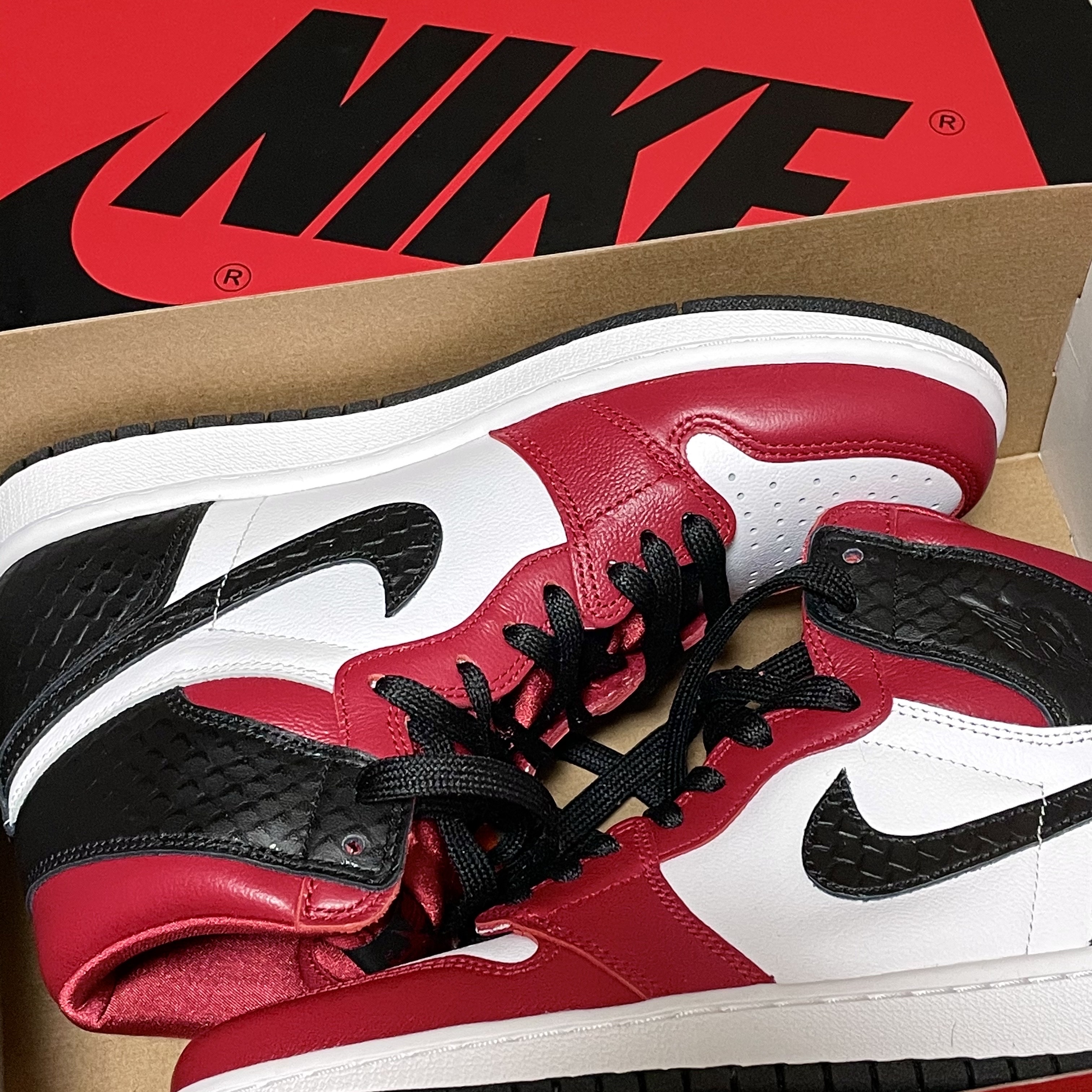(W) Jordan 1 Retro High Satin Red 착용 스타일