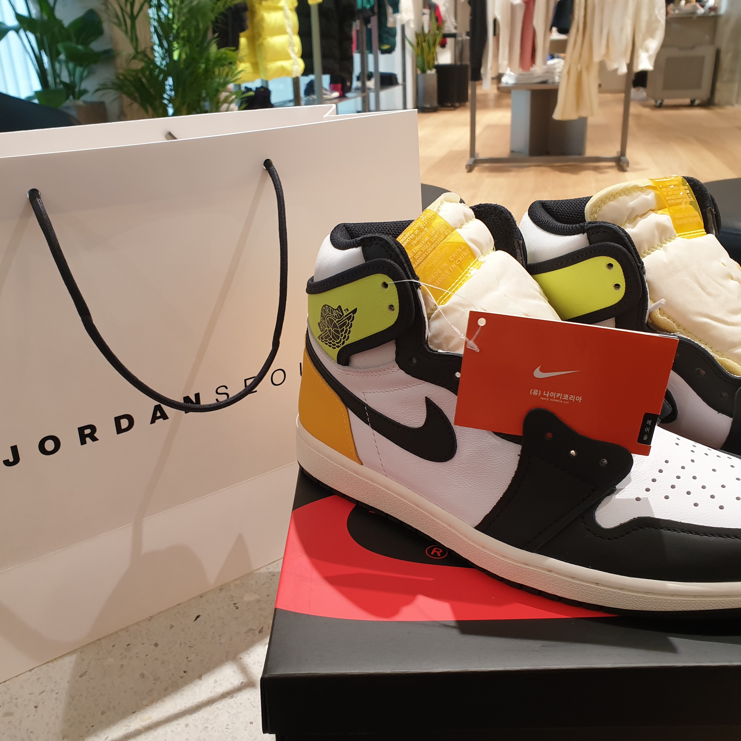 Jordan 1 Retro High OG Volt Gold 착용 스타일