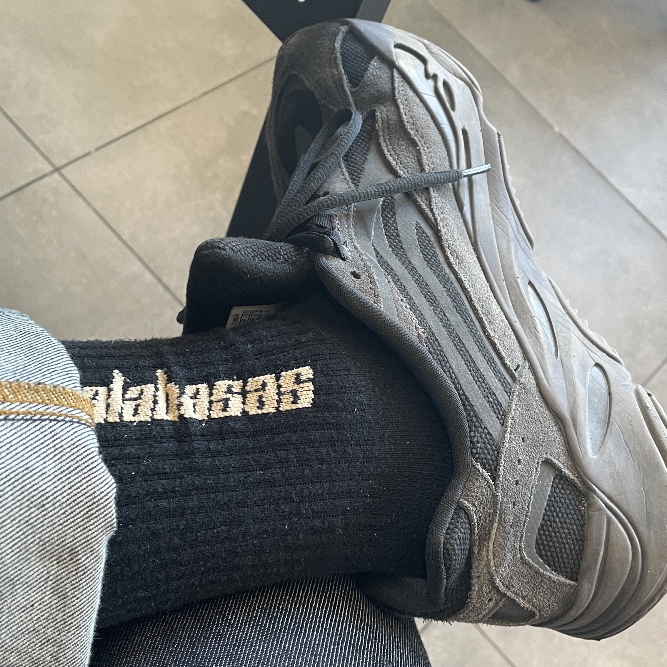 Adidas Yeezy Boost 700 V2 Vanta 2019 착용 스타일