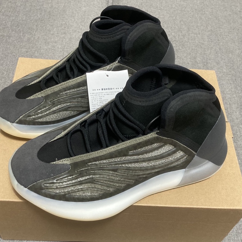 Adidas Yeezy QNTM Barium 착용 스타일