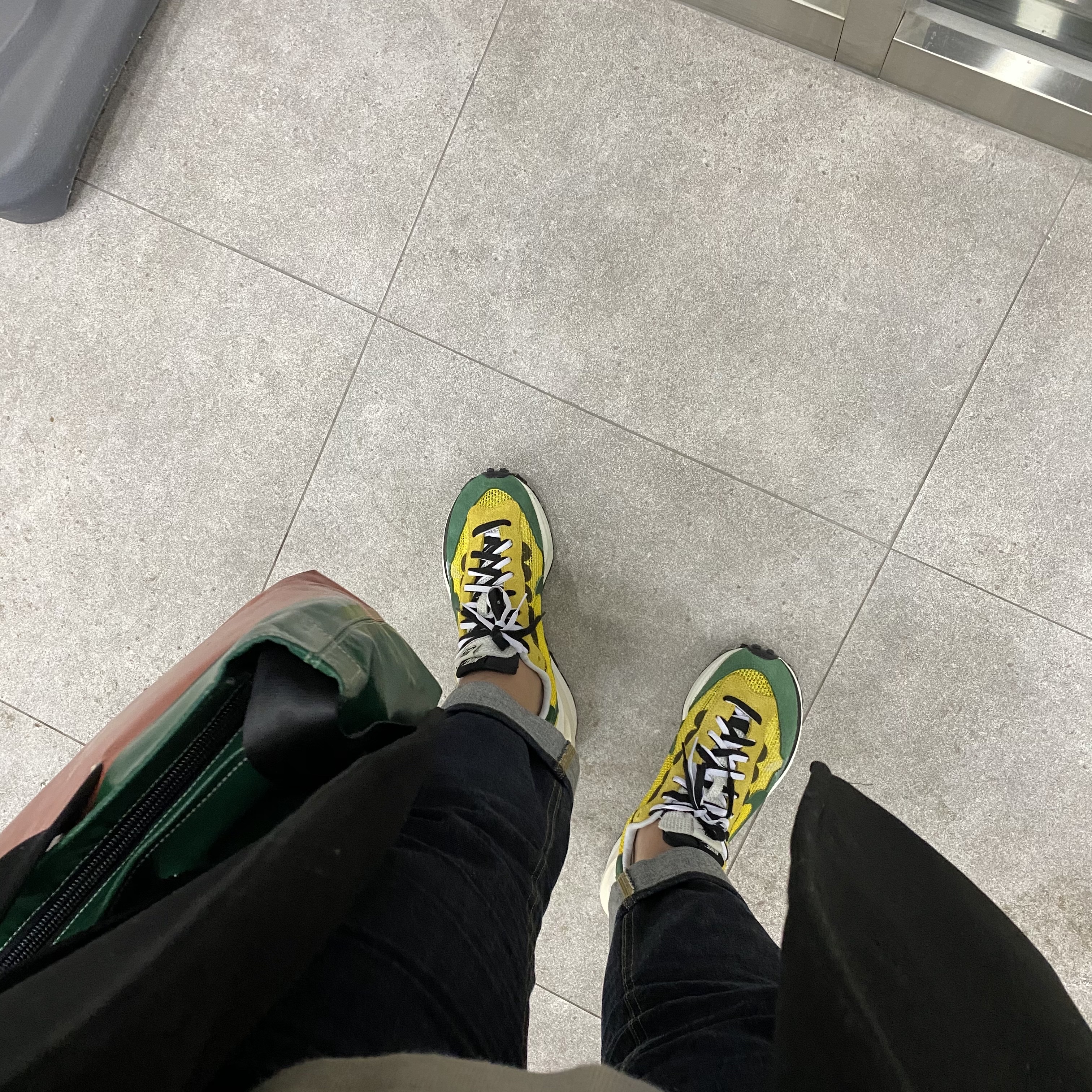 Nike x Sacai VaporWaffle Tour Yellow & Gorge Green Sail 착용 스타일