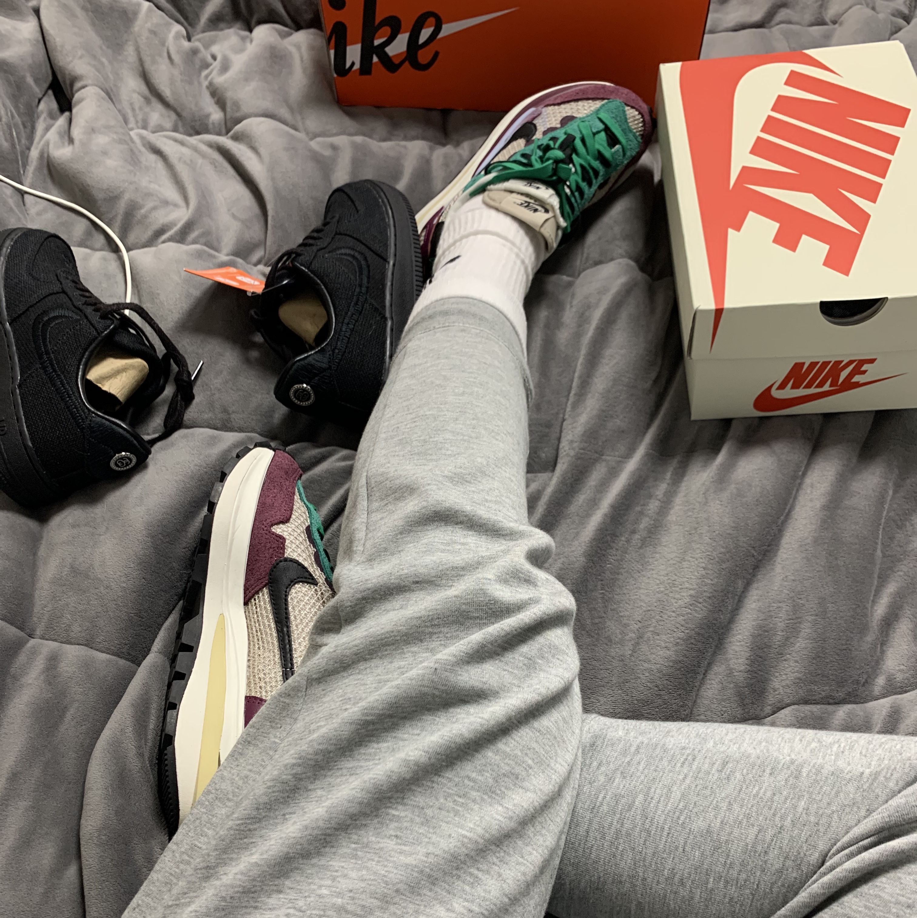 Nike x Stussy Air Force 1 Low Triple Black, Nike x Sacai VaporWaffle String & Black Villain Red 착용 스타일