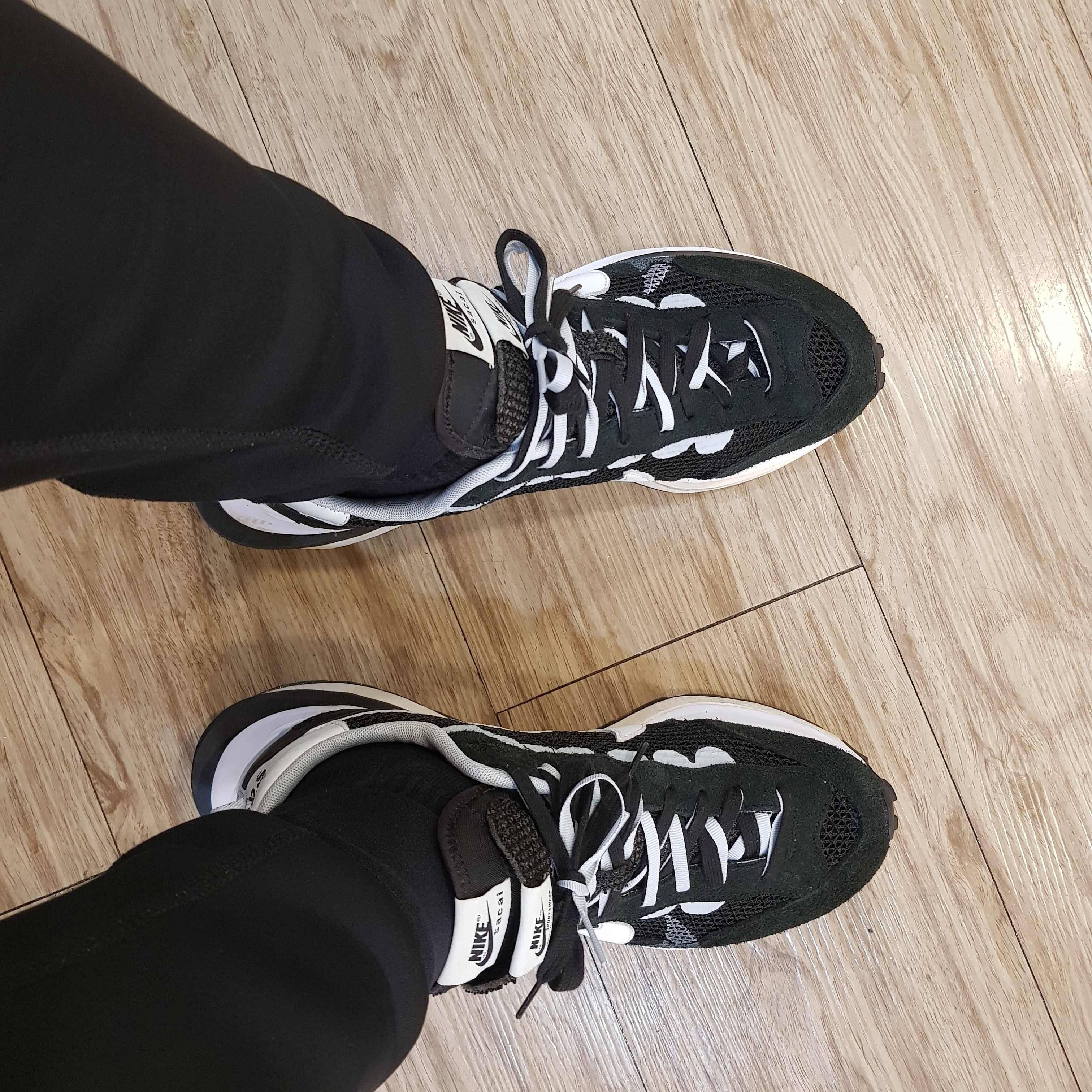 Nike x Sacai VaporWaffle Black White 착용 스타일 - 2