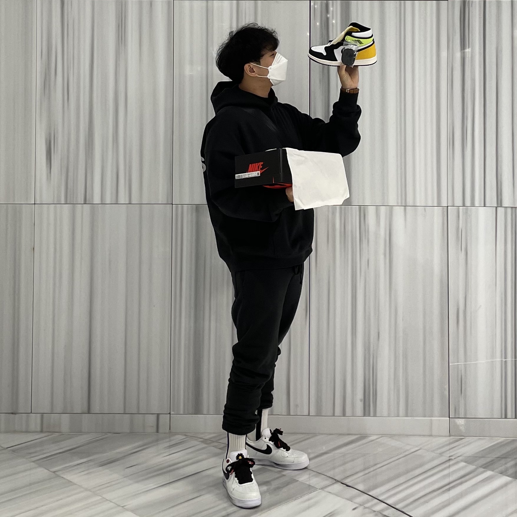 Jordan 1 Retro High OG Volt Gold, Nike x Peaceminusone Air Force 1 Low Para-Noise 2.0 착용 스타일 - 1