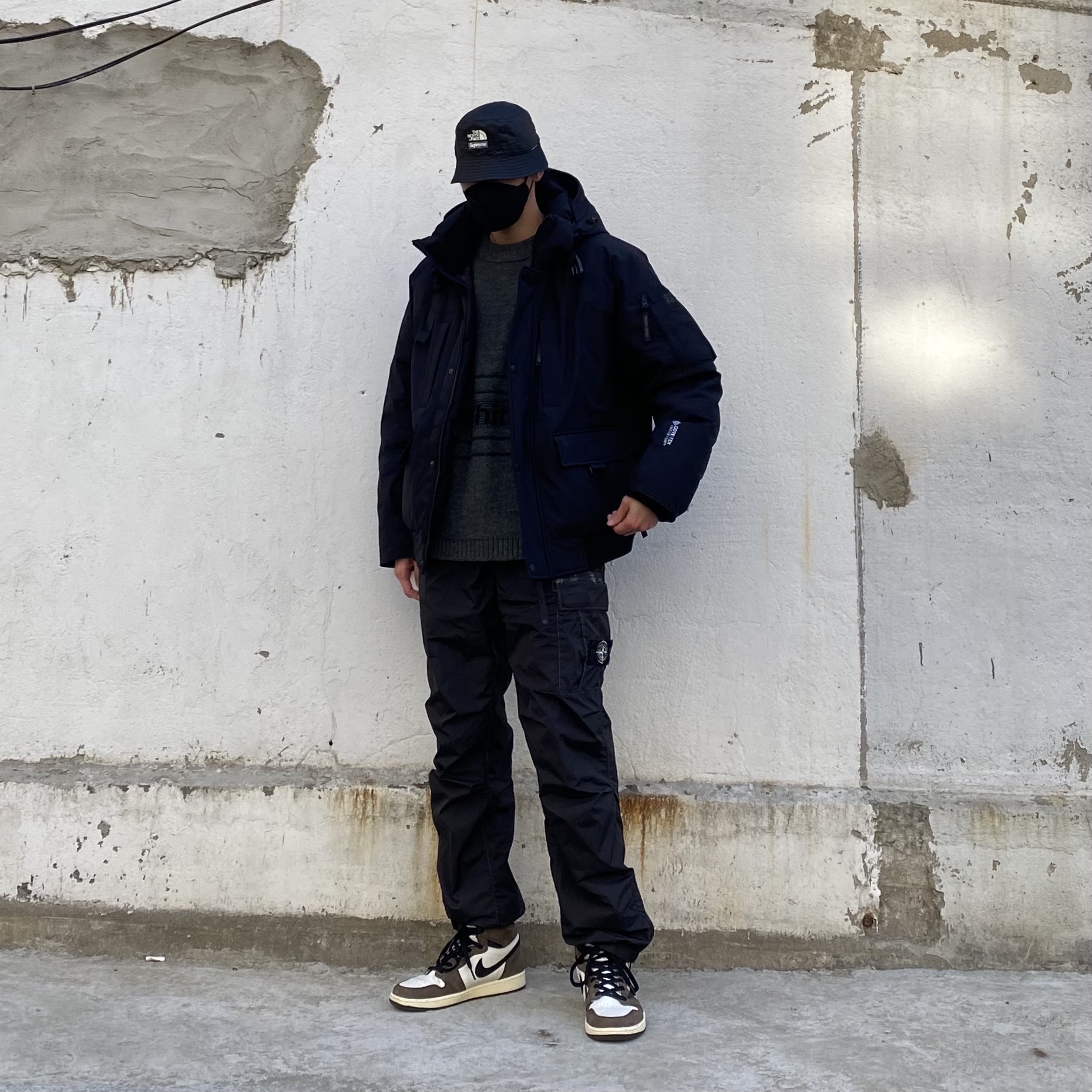 Supreme x The North Face Snakeskin Packable Reversible Crusher Black - 18SS, Supreme x Stone Island Painted Camo Nylon Cargo Pants Black - 20FW 착용 스타일 - 3