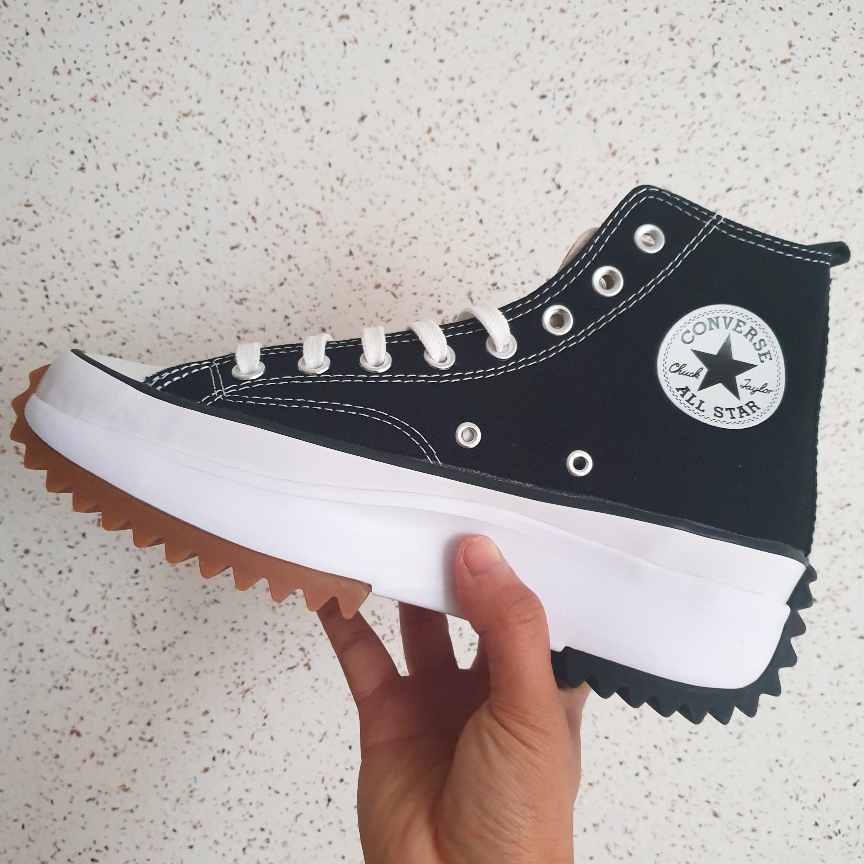 Converse Run Star Hike Hi Black White Gum 착용 스타일 - 2