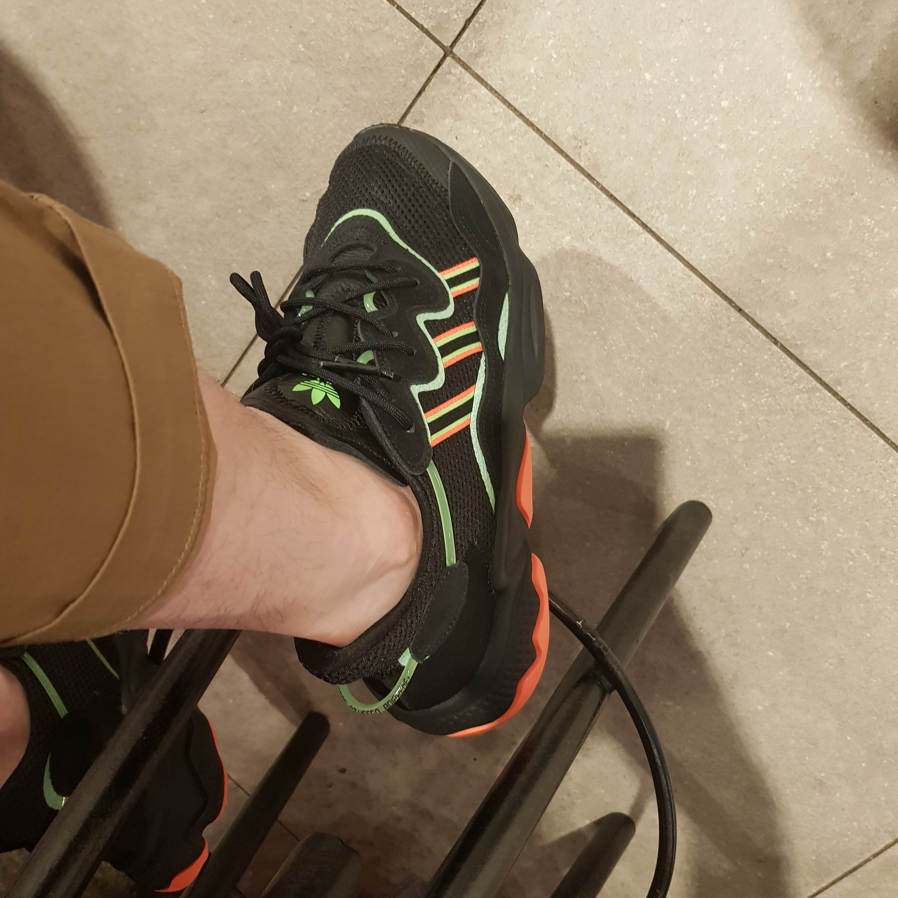 Adidas Ozweego Black Orange Green 착용 스타일 - 2