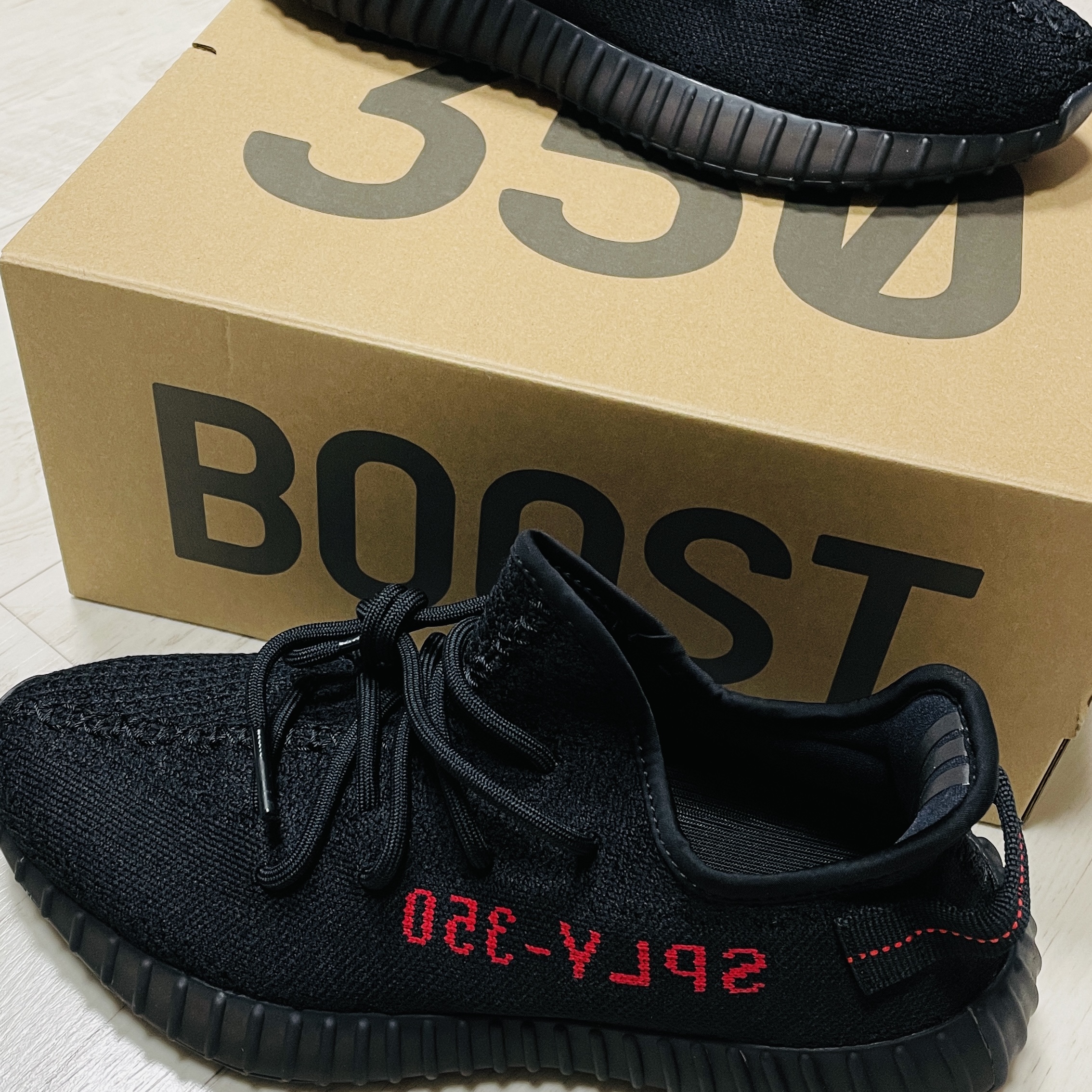 Adidas Yeezy Boost 350 V2 Black Red 2020 착용 스타일 - 1