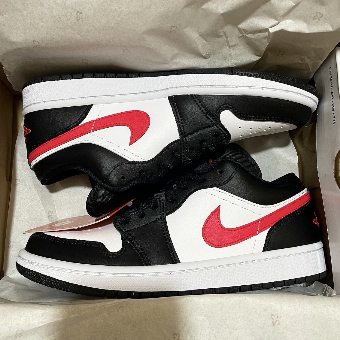 (W) Jordan 1 Low Black Siren Red 착용 스타일