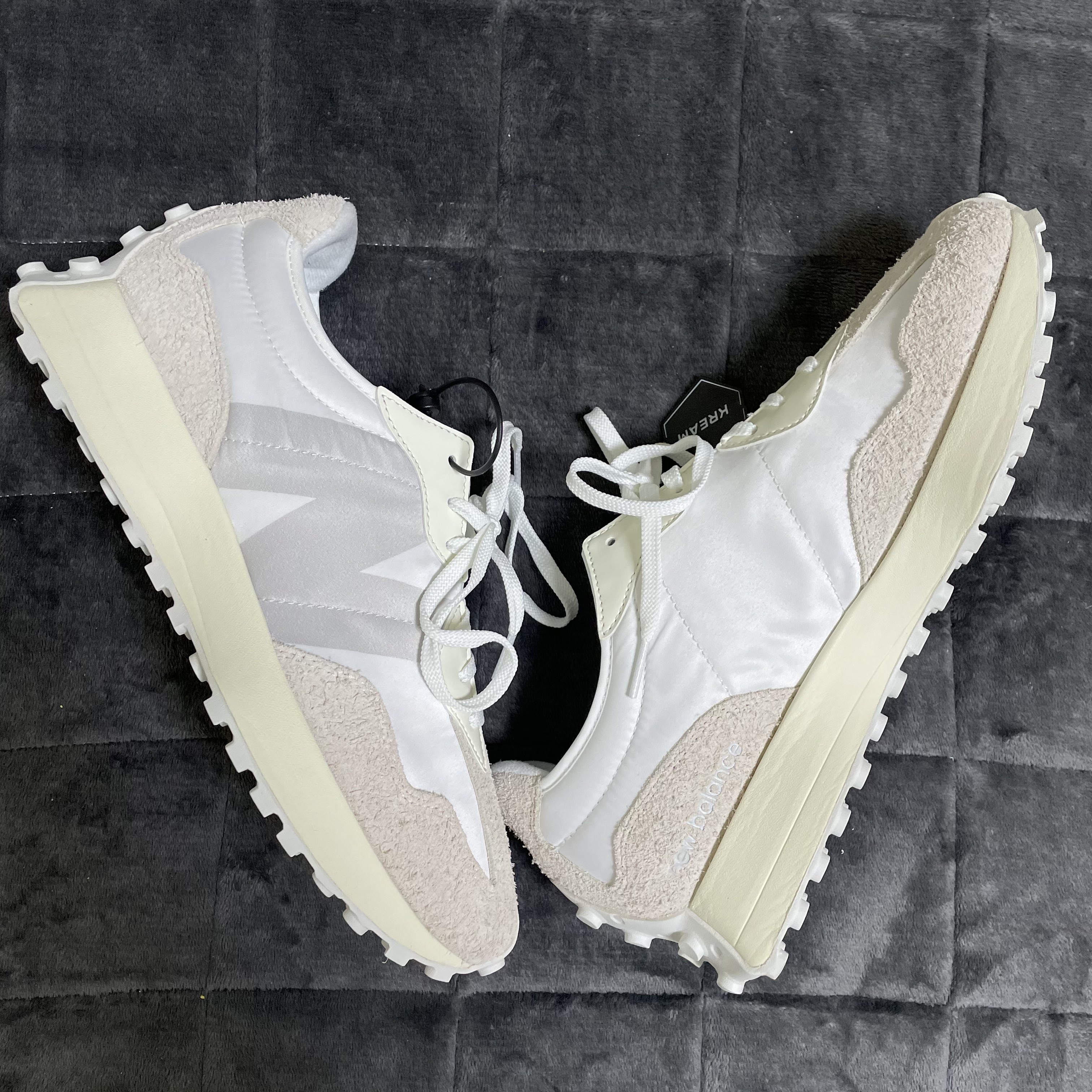 (W) New Balance 327 White Moonbeam 착용 스타일
