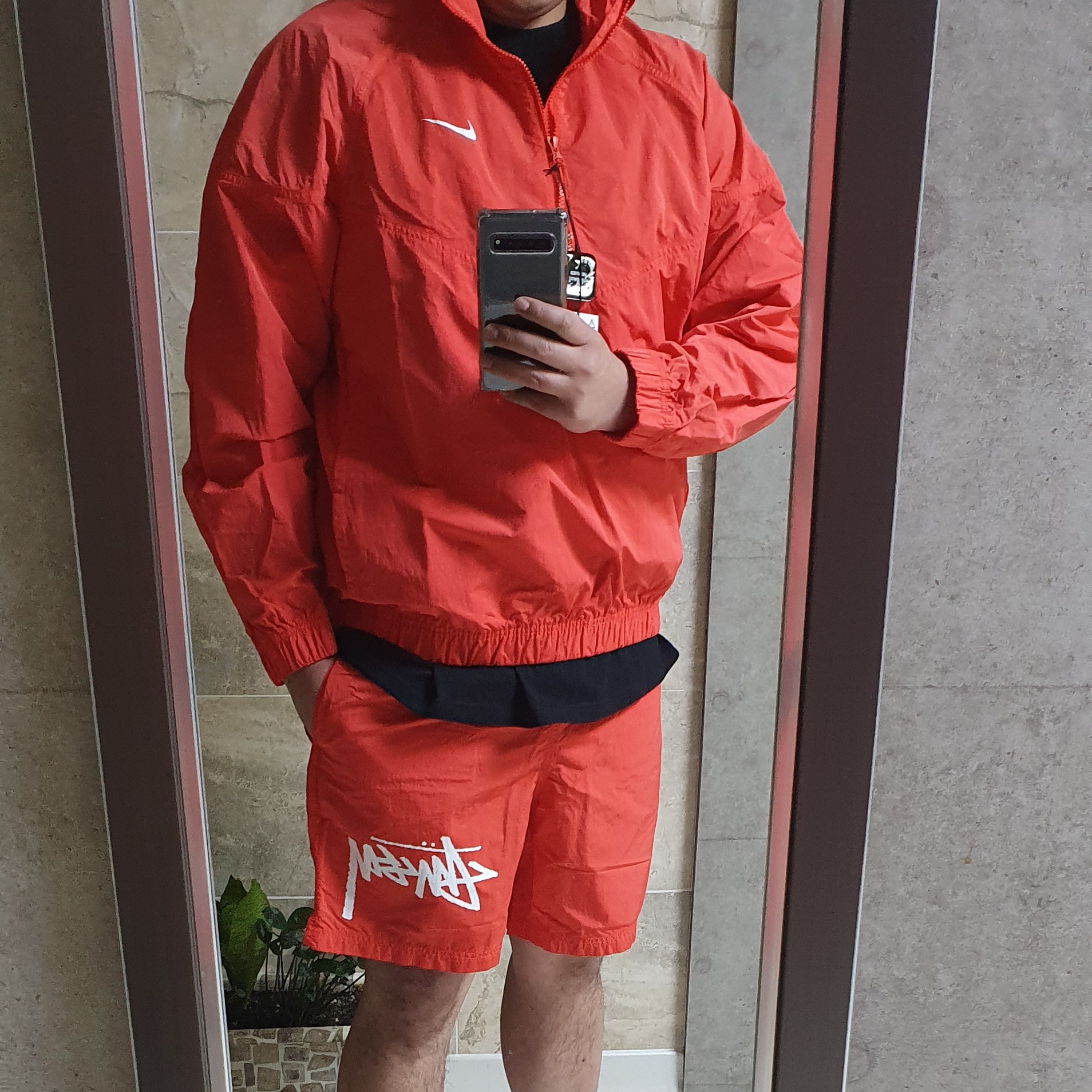 Nike x Stussy Windrunner Jacket Habanero Red, Nike x Stussy Water Shorts Habanero Red 착용 스타일