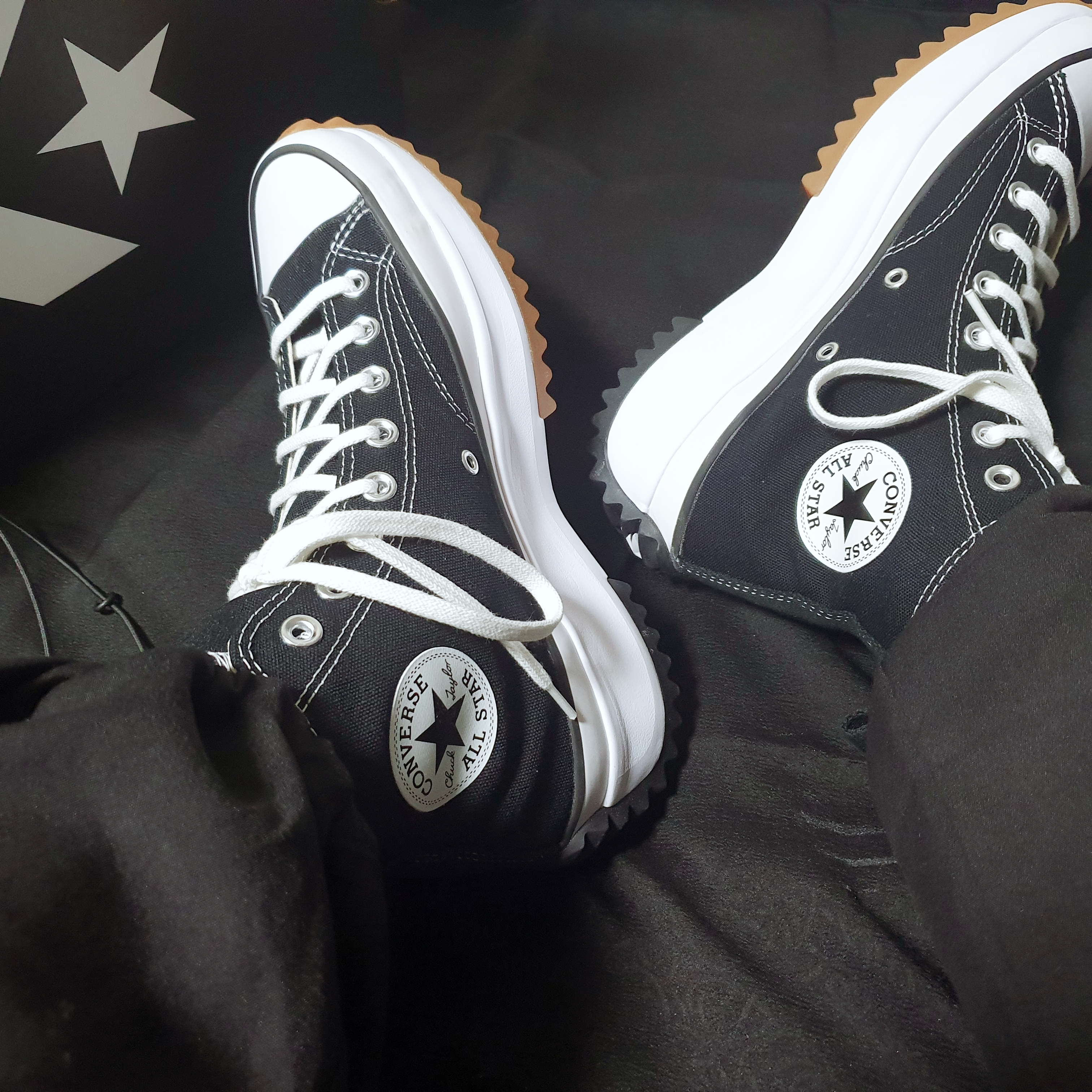 Converse Run Star Hike Hi Black White Gum 착용 스타일 - 1