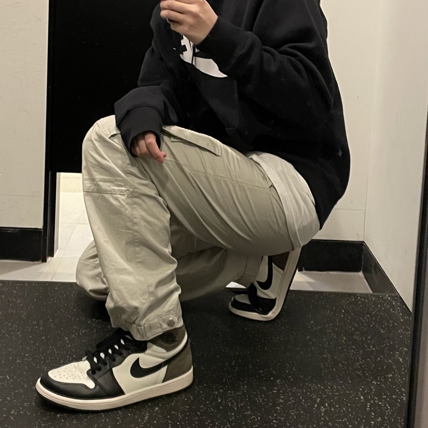Jordan 1 Retro High OG Black Mocha 착용 스타일 - 2