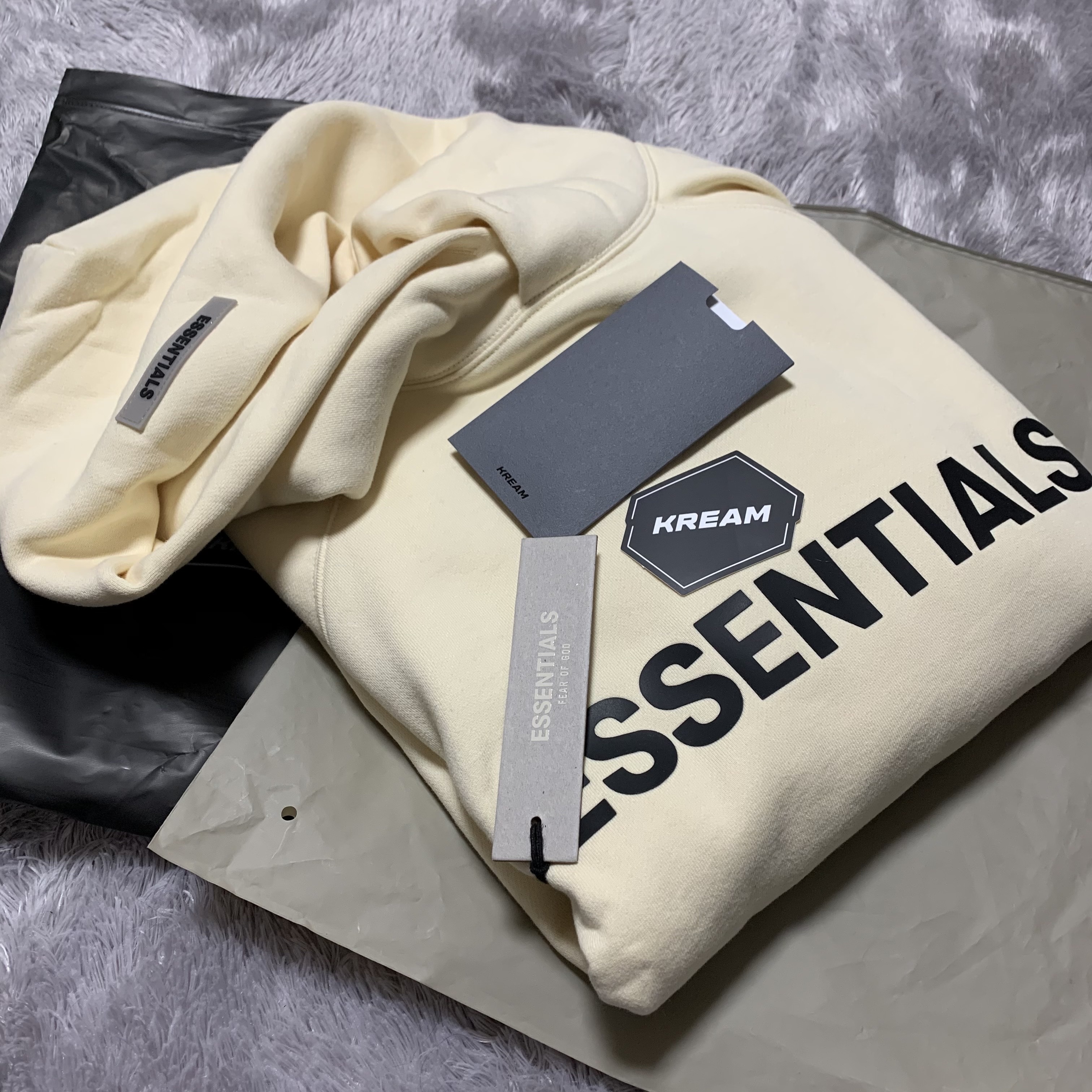 Essentials 3D Silicon Applique Pullover Hoodie Buttercream 2020 착용 스타일