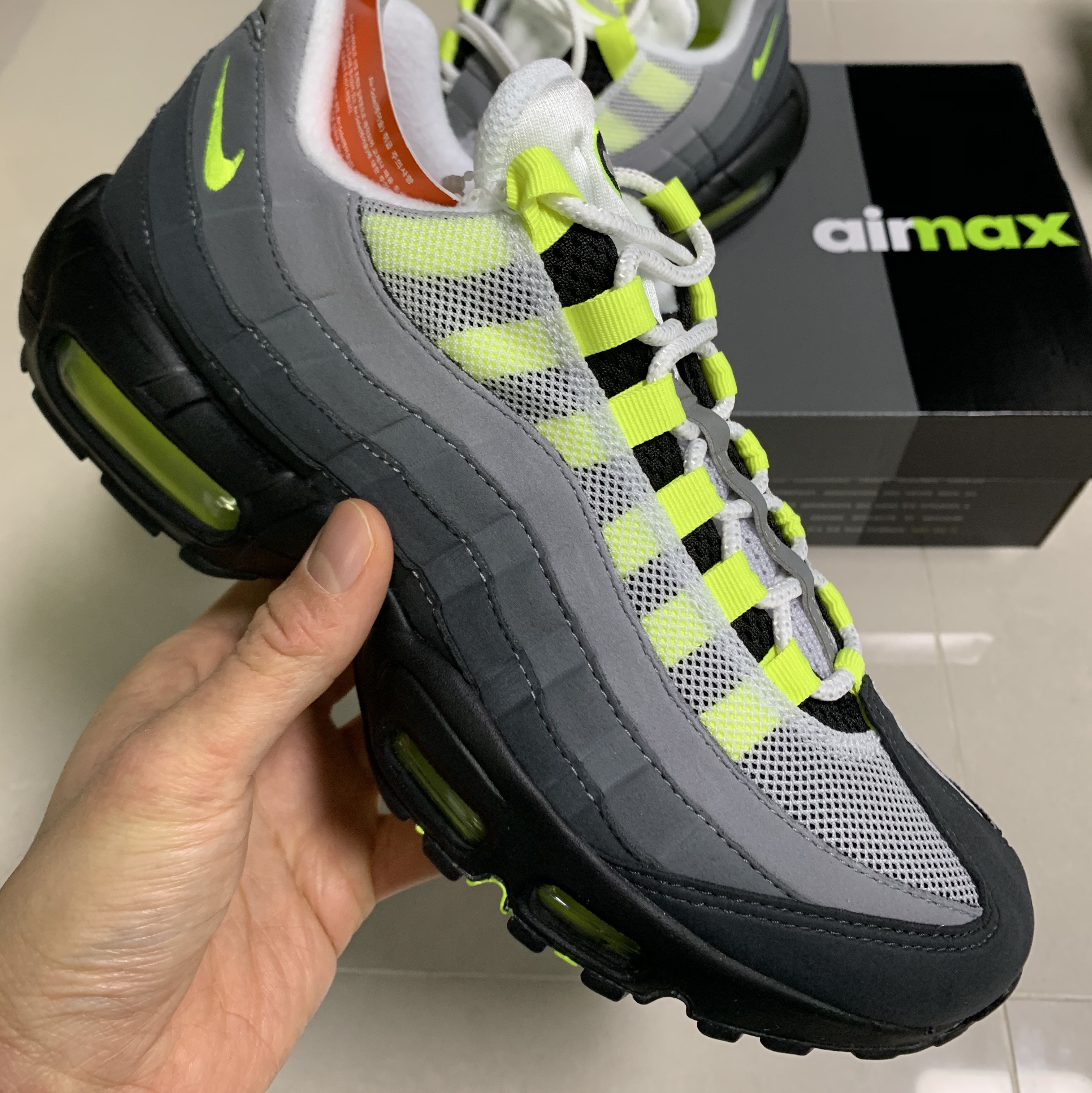 Nike Air Max 95 OG Neon Yellow 2020 착용 스타일 - 2