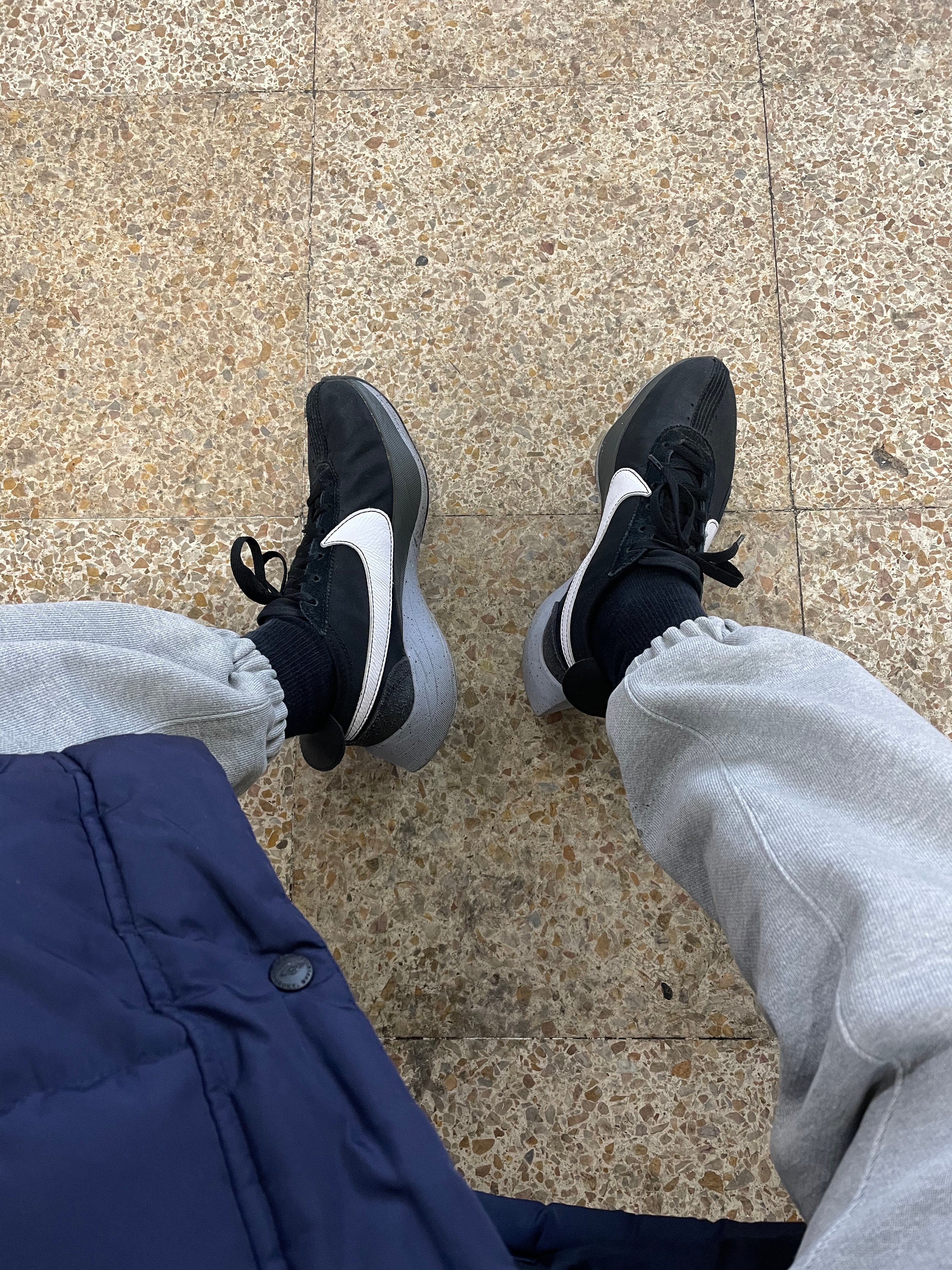 Nike Moon Racer Black Wolf Grey 착용 스타일 - 2